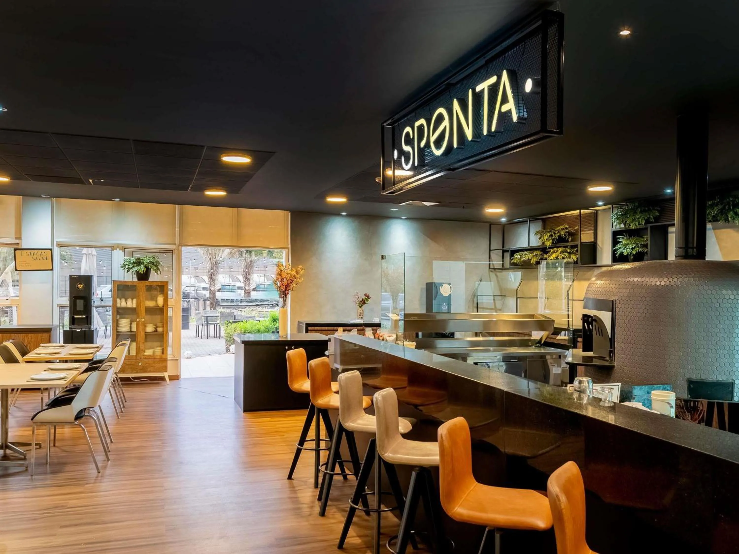 Lounge or bar in ibis Piracicaba