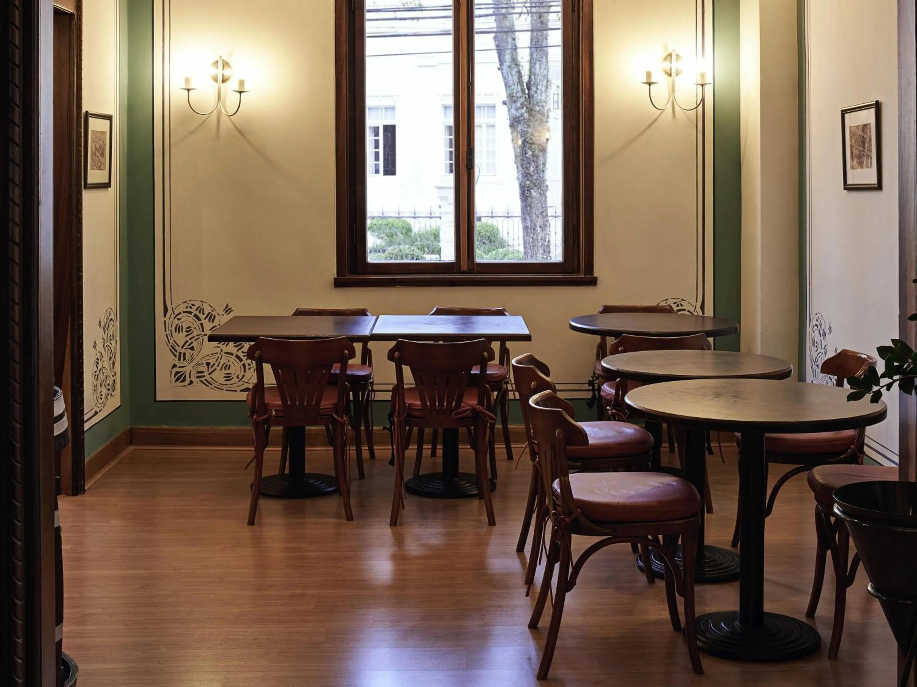 Restaurant/places to eat in ibis Curitiba Batel