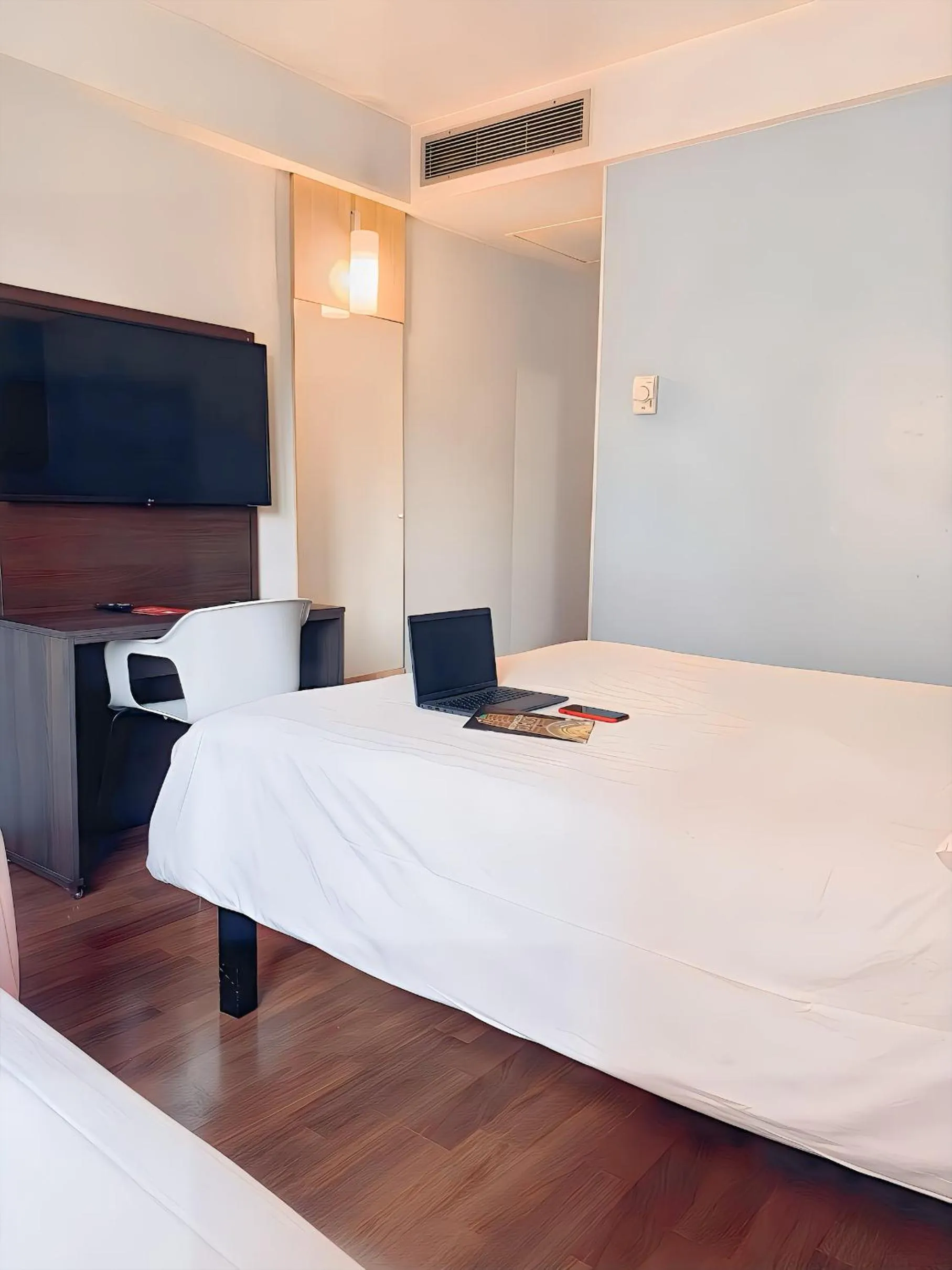 Communal lounge/ TV room, Bed in ibis Sao Paulo Paulista