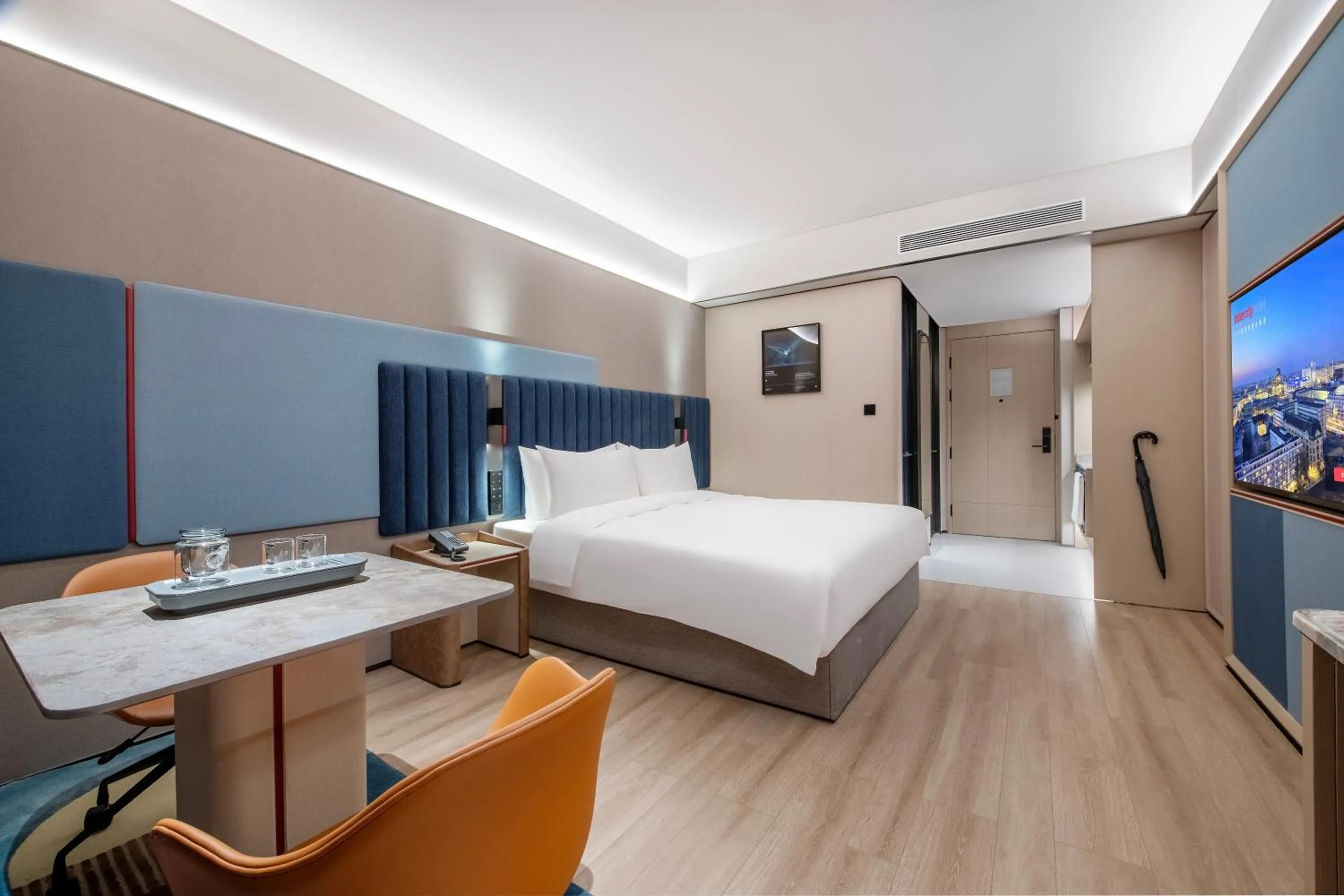 Photo of the whole room, Bed in IntercityHotel Shanghai Hongqiao Airport - Free Minibar for First Night