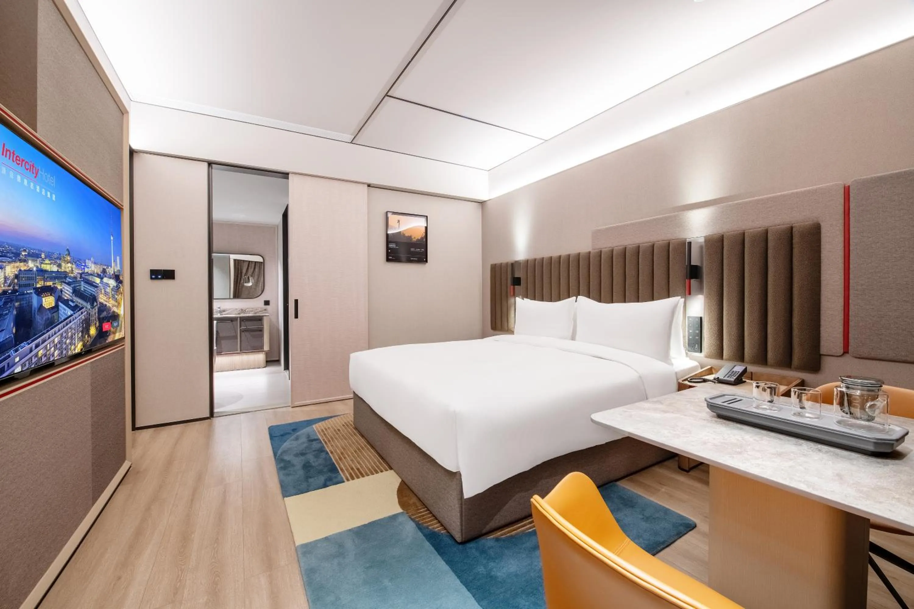 Photo of the whole room, Bed in IntercityHotel Shanghai Hongqiao Airport - Free Minibar for First Night