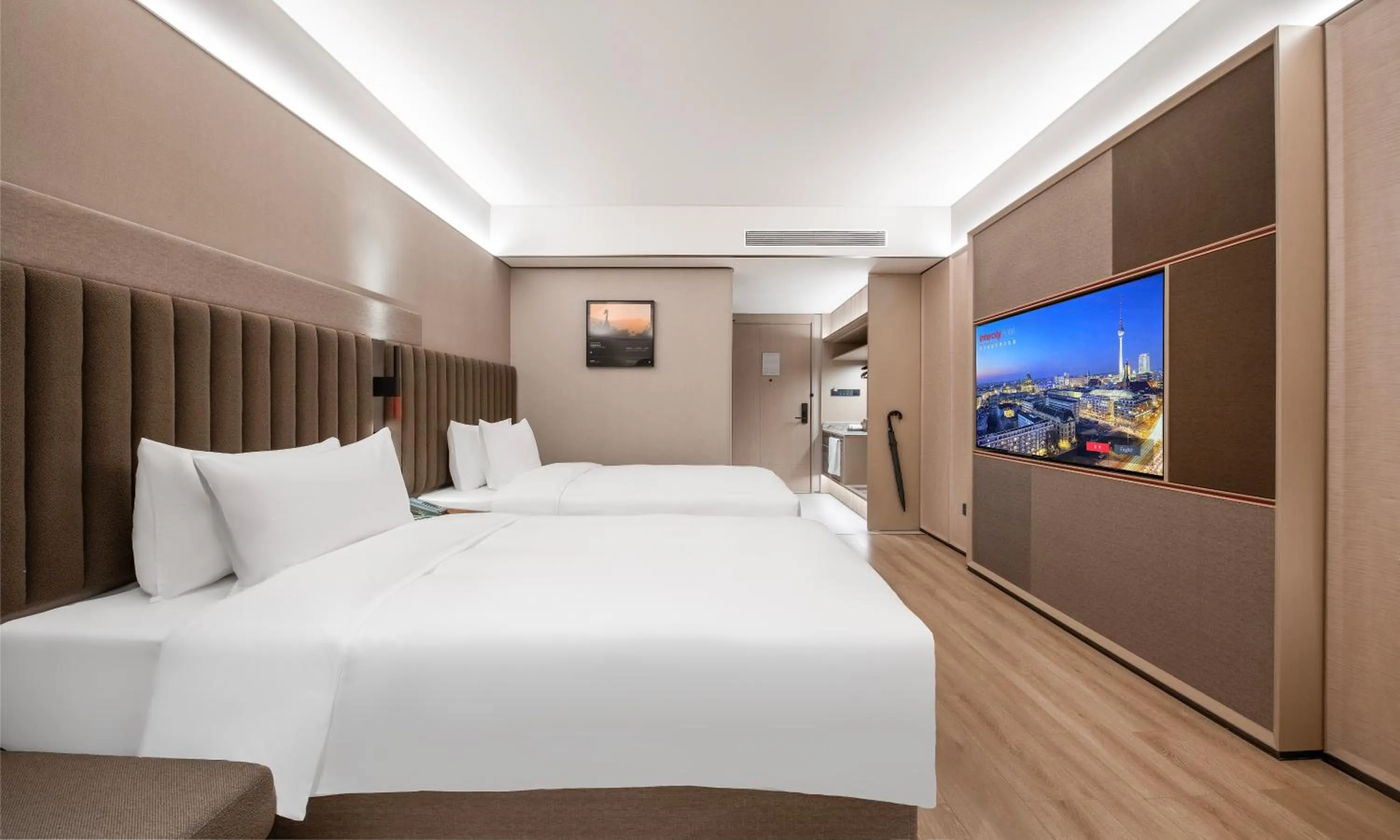 Bed in IntercityHotel Shanghai Hongqiao Airport - Free Minibar for First Night