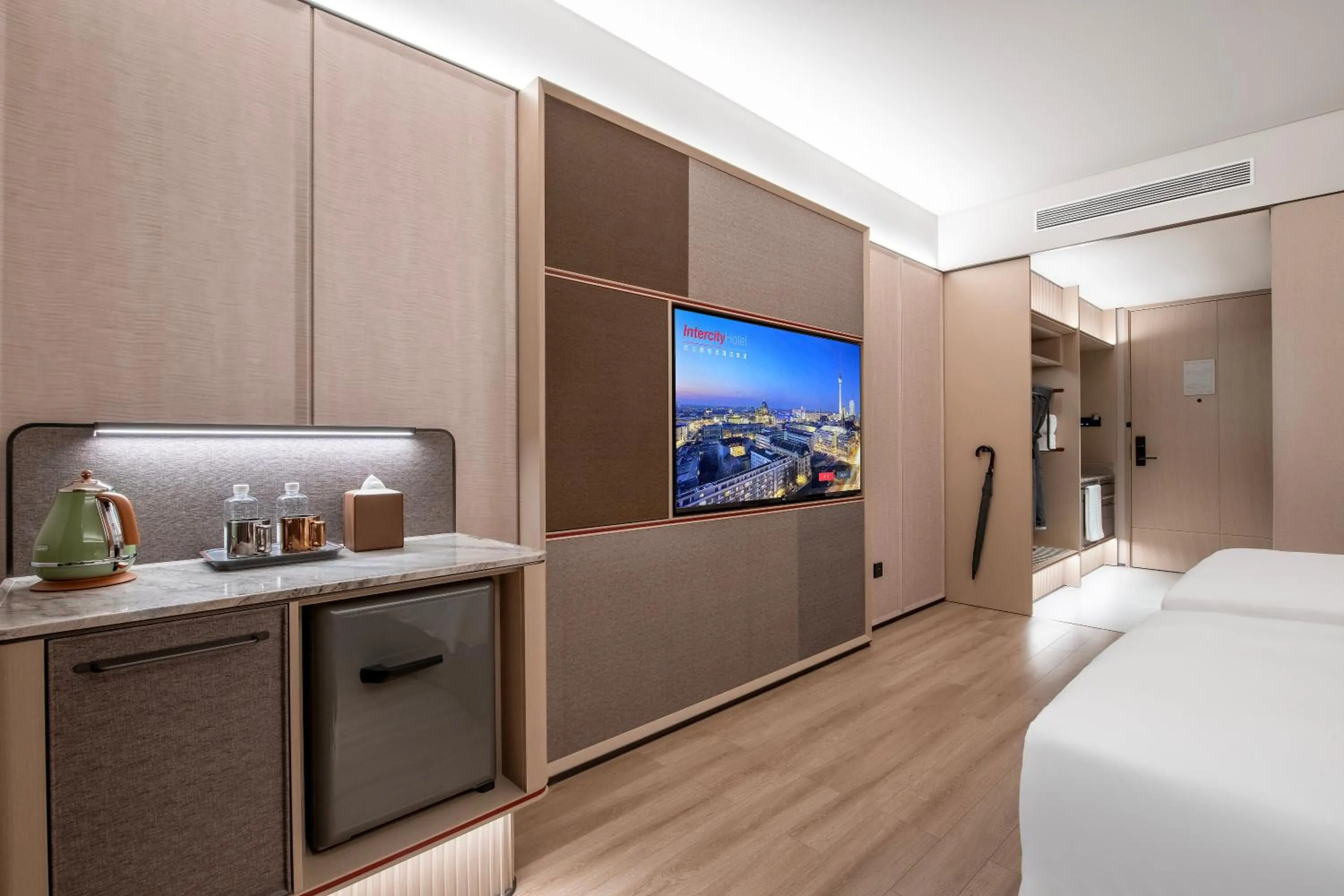 TV and multimedia, Bed in IntercityHotel Shanghai Hongqiao Airport - Free Minibar for First Night