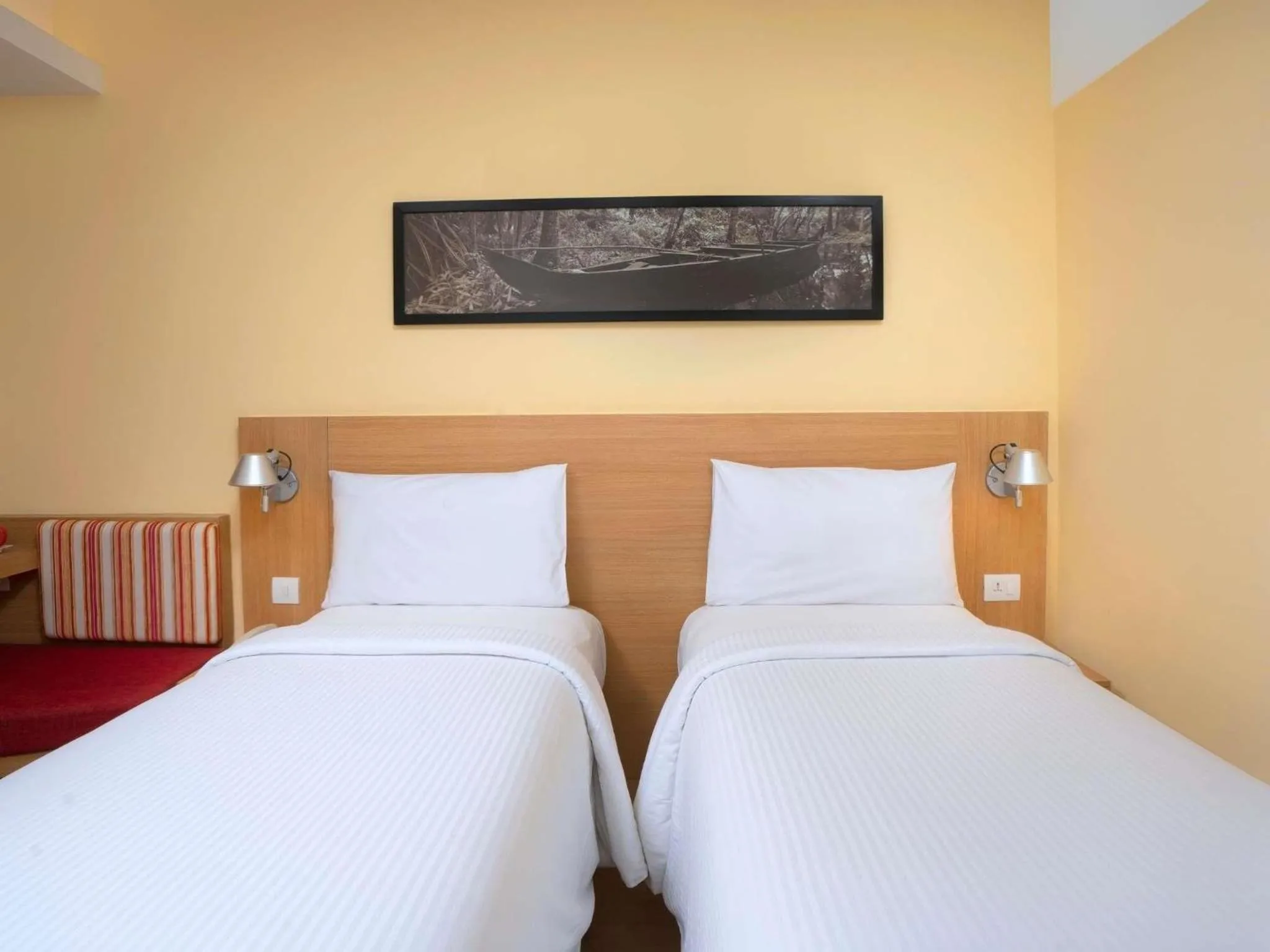 Bedroom, Bed in ibis Kochi City Centre - An Accor Brand