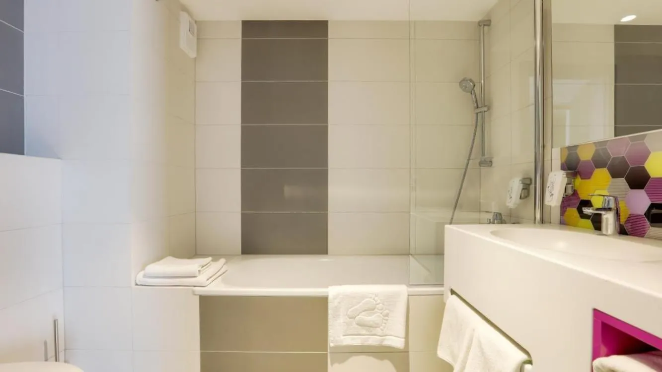 Bathroom in ibis Styles Nowy Sacz