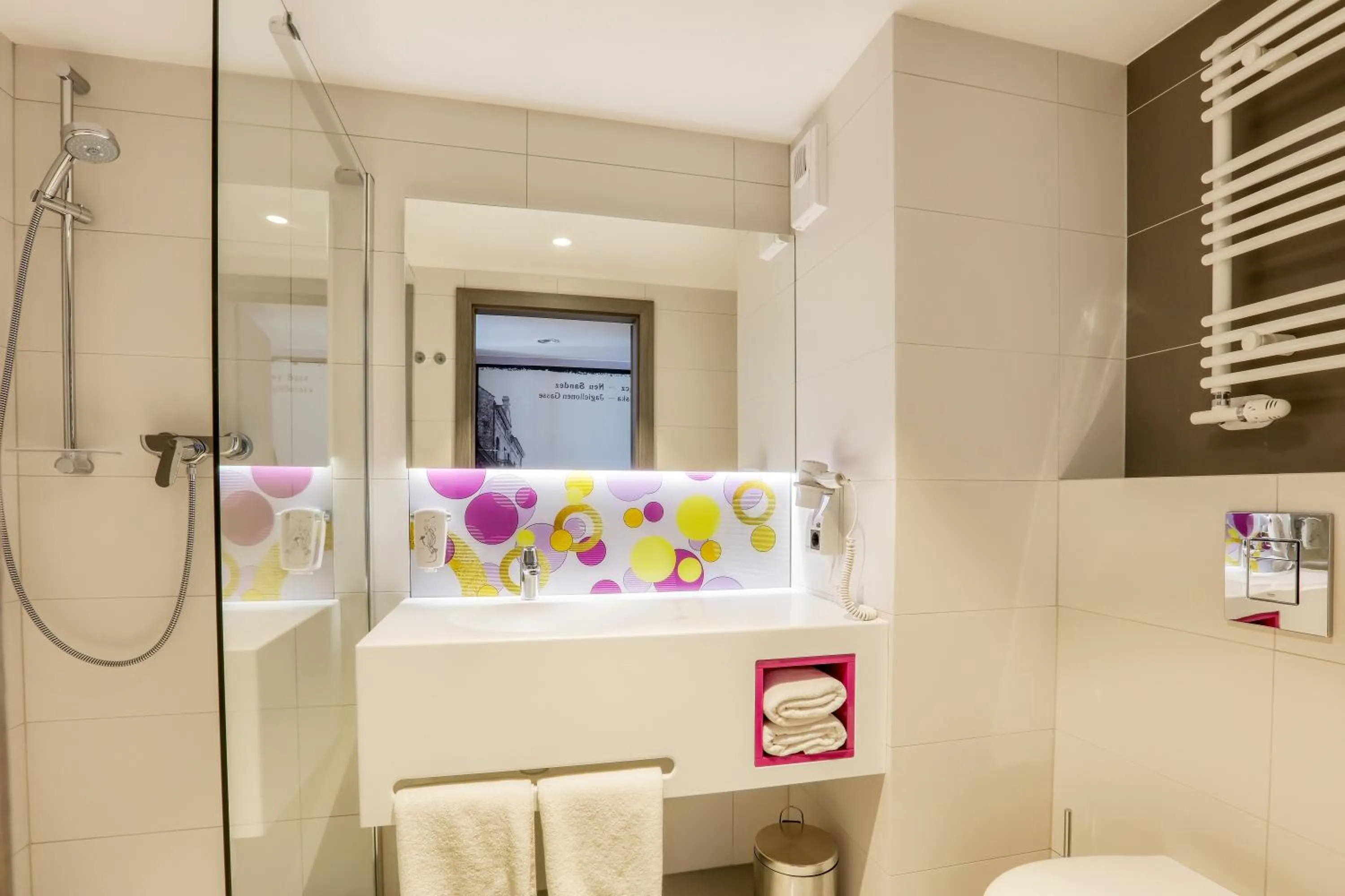 Bathroom in ibis Styles Nowy Sacz