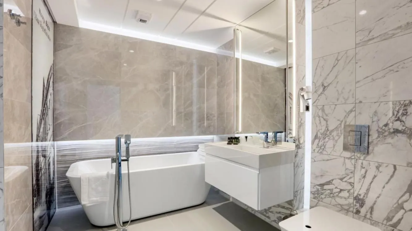 Bathroom in ibis Styles Nowy Sacz