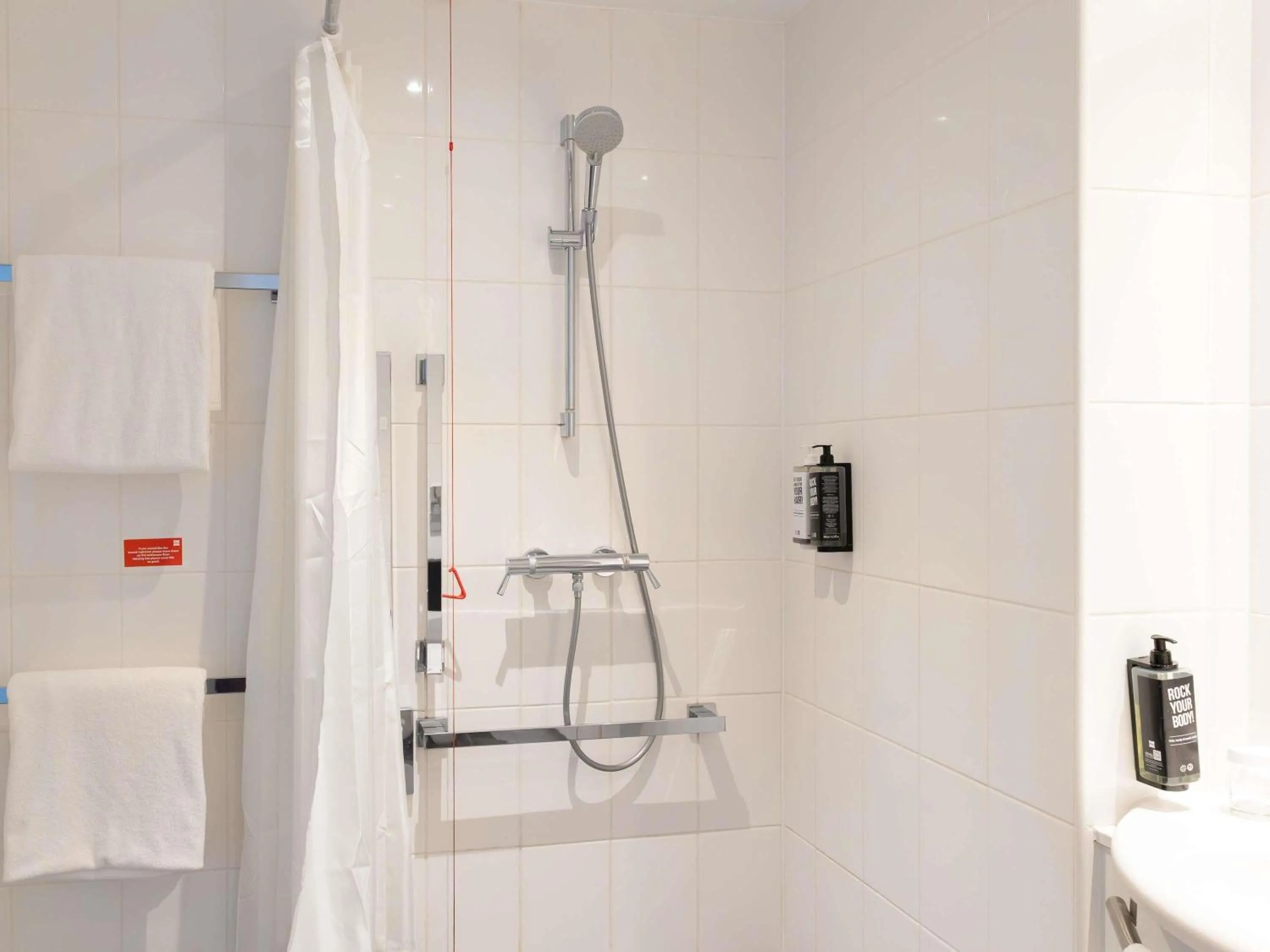 Bedroom in ibis Cambridge Central Station