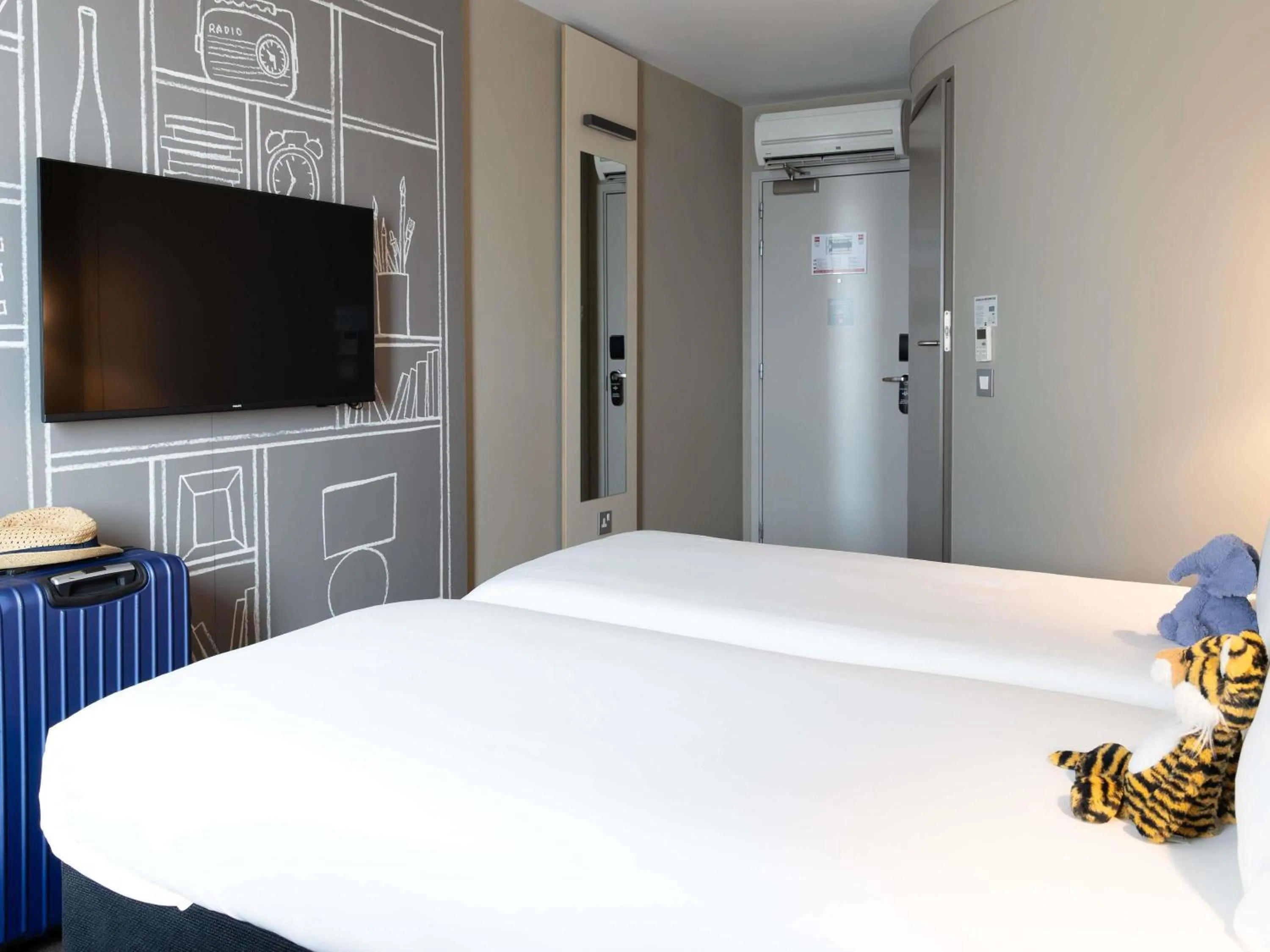 Bedroom, Bed in ibis Cambridge Central Station