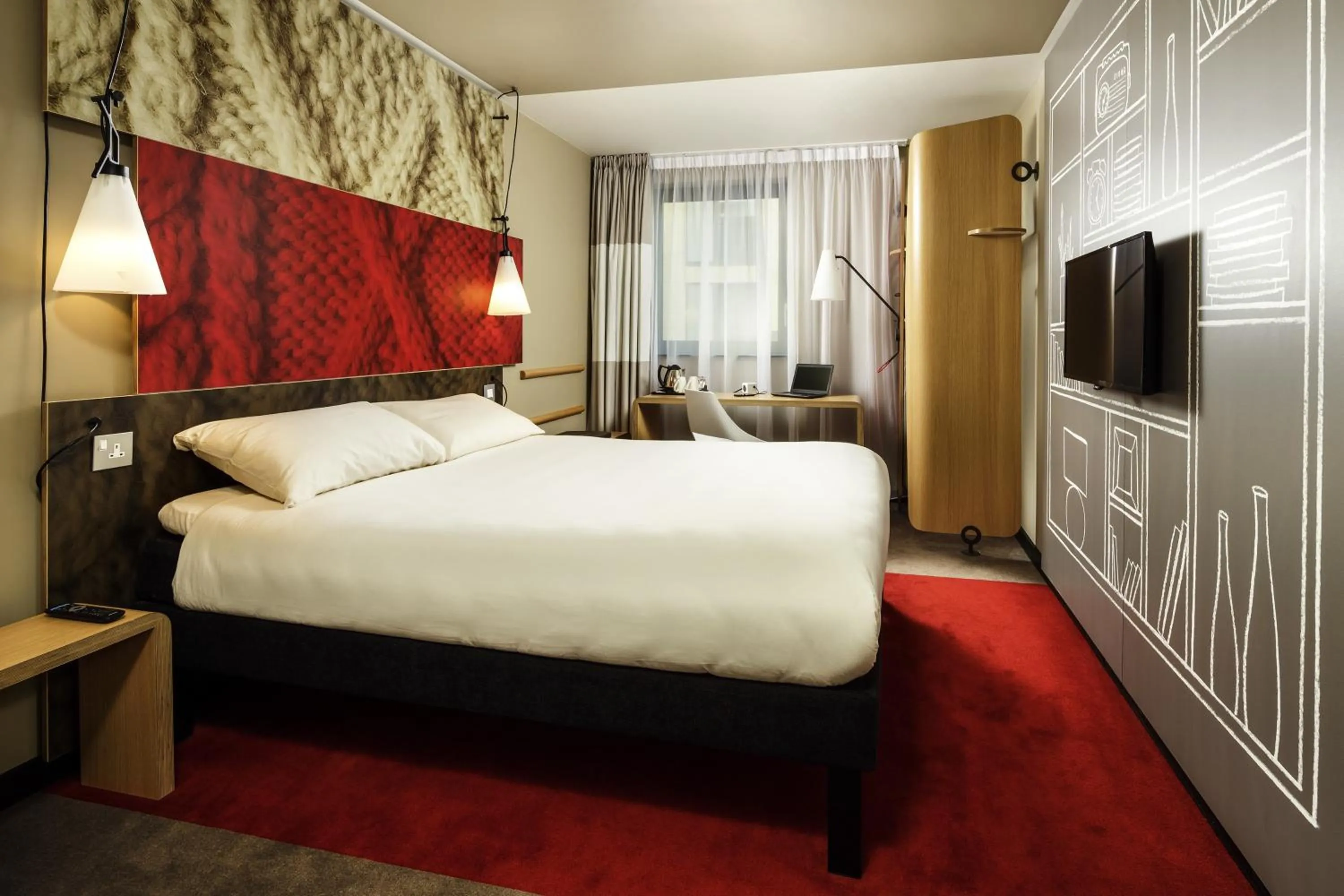 Bed in ibis Cambridge Central Station