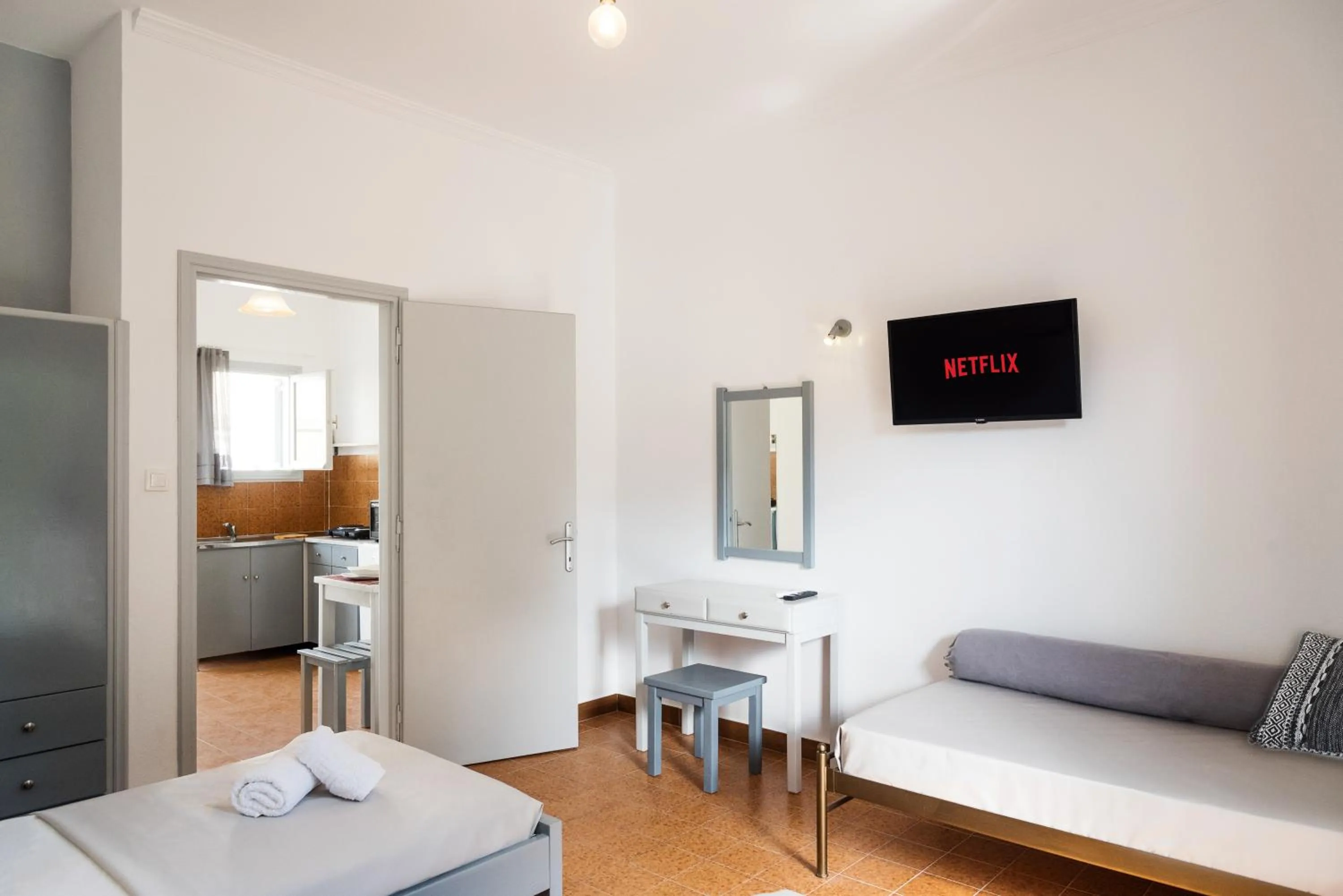 Photo of the whole room, Bed in Three Seasons