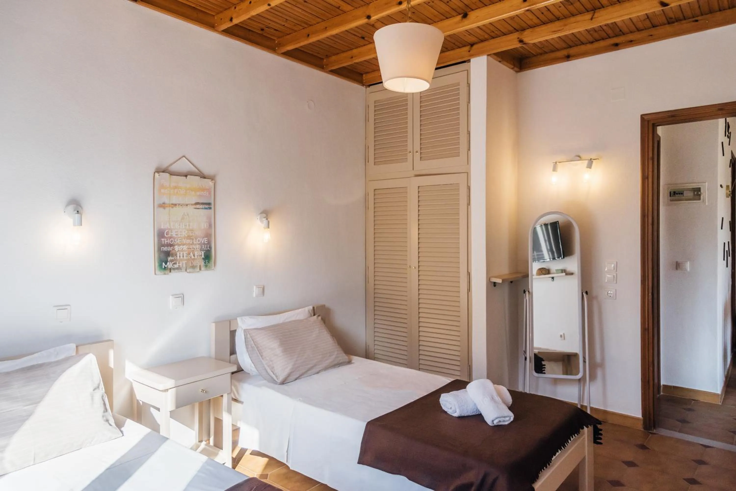 Photo of the whole room, Bed in Three Seasons