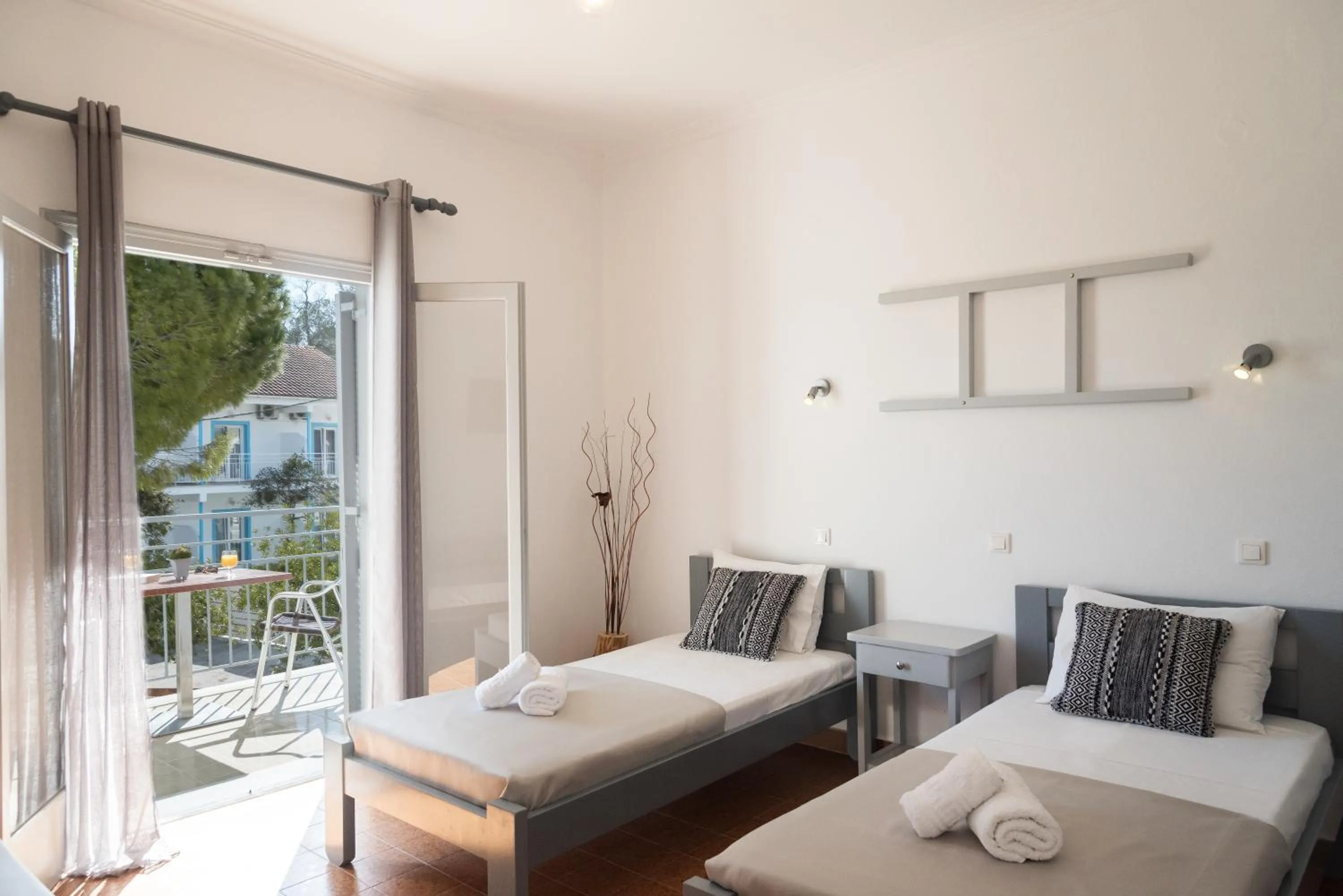 Photo of the whole room, Bed in Three Seasons