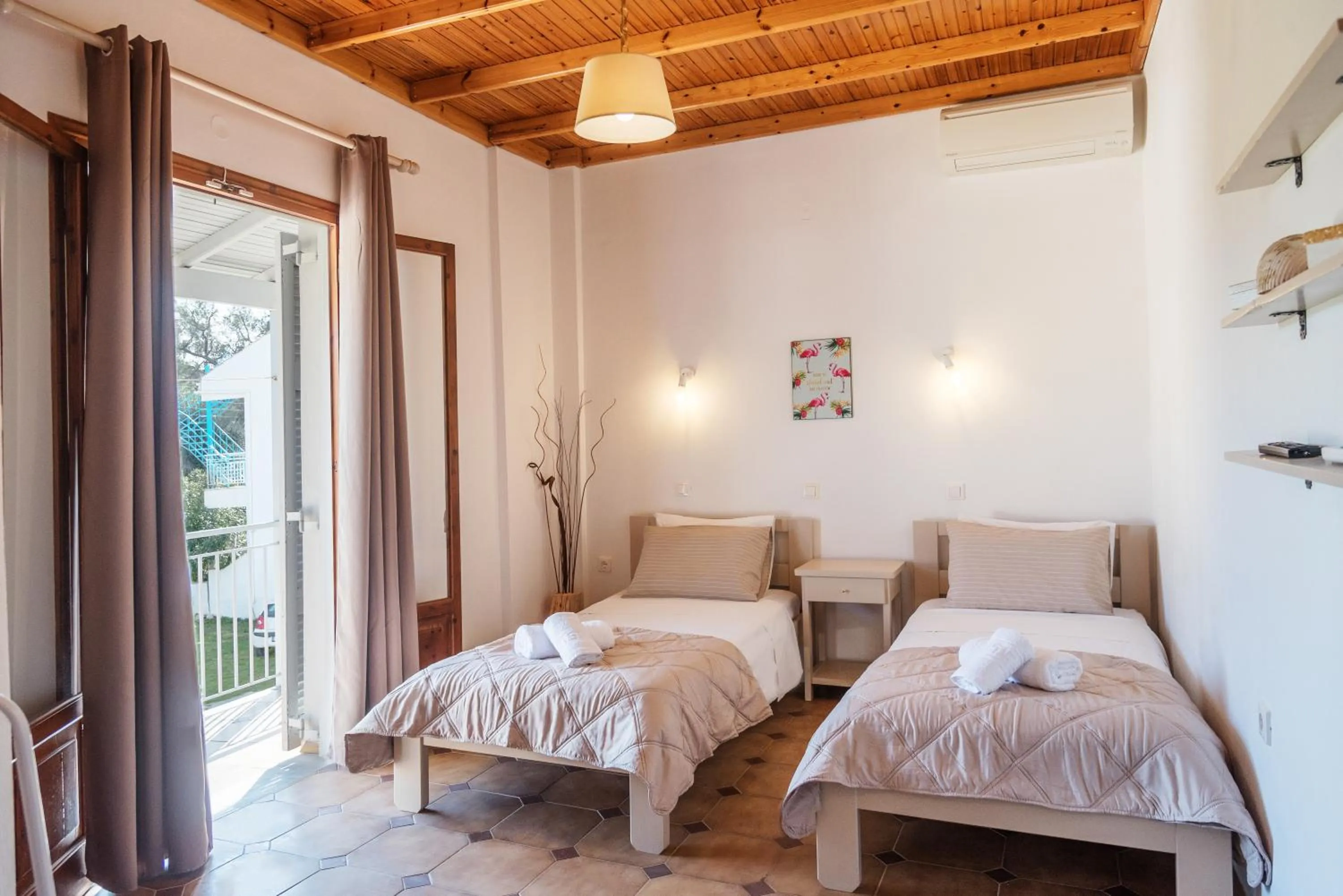 Photo of the whole room, Bed in Three Seasons