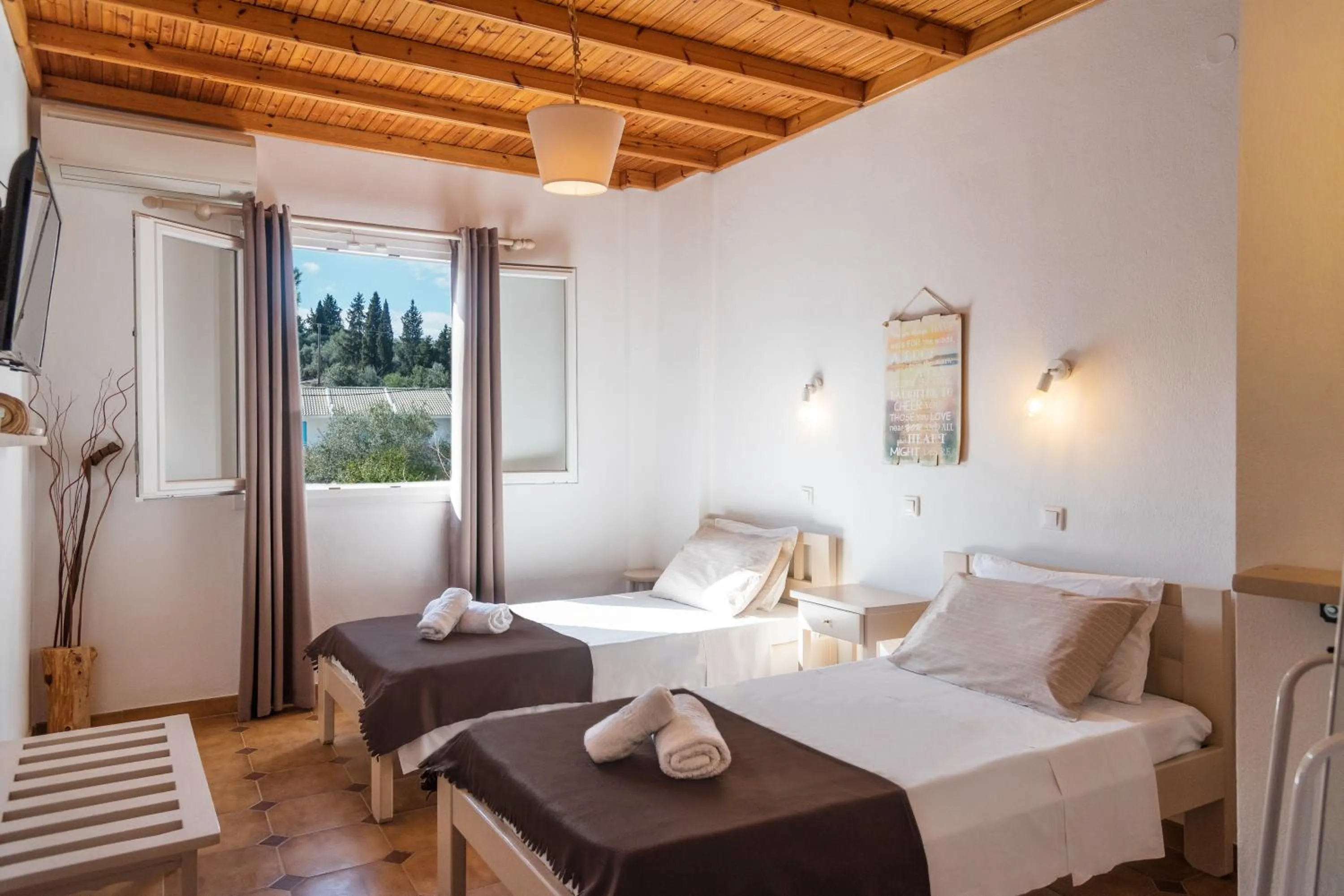 Photo of the whole room, Bed in Three Seasons