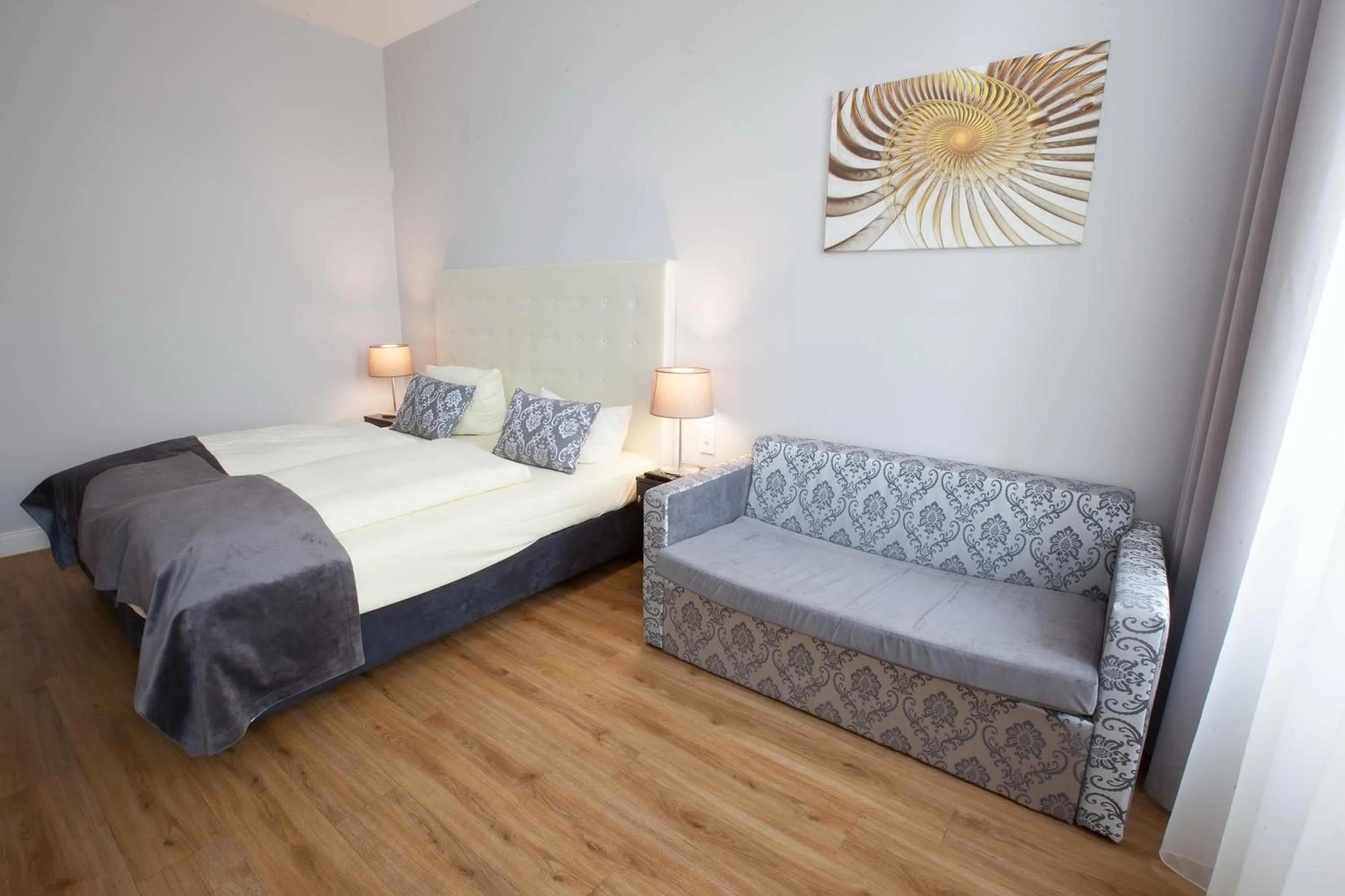 Photo of the whole room, Bed in Hotel Rheinischer Hof Bad Soden