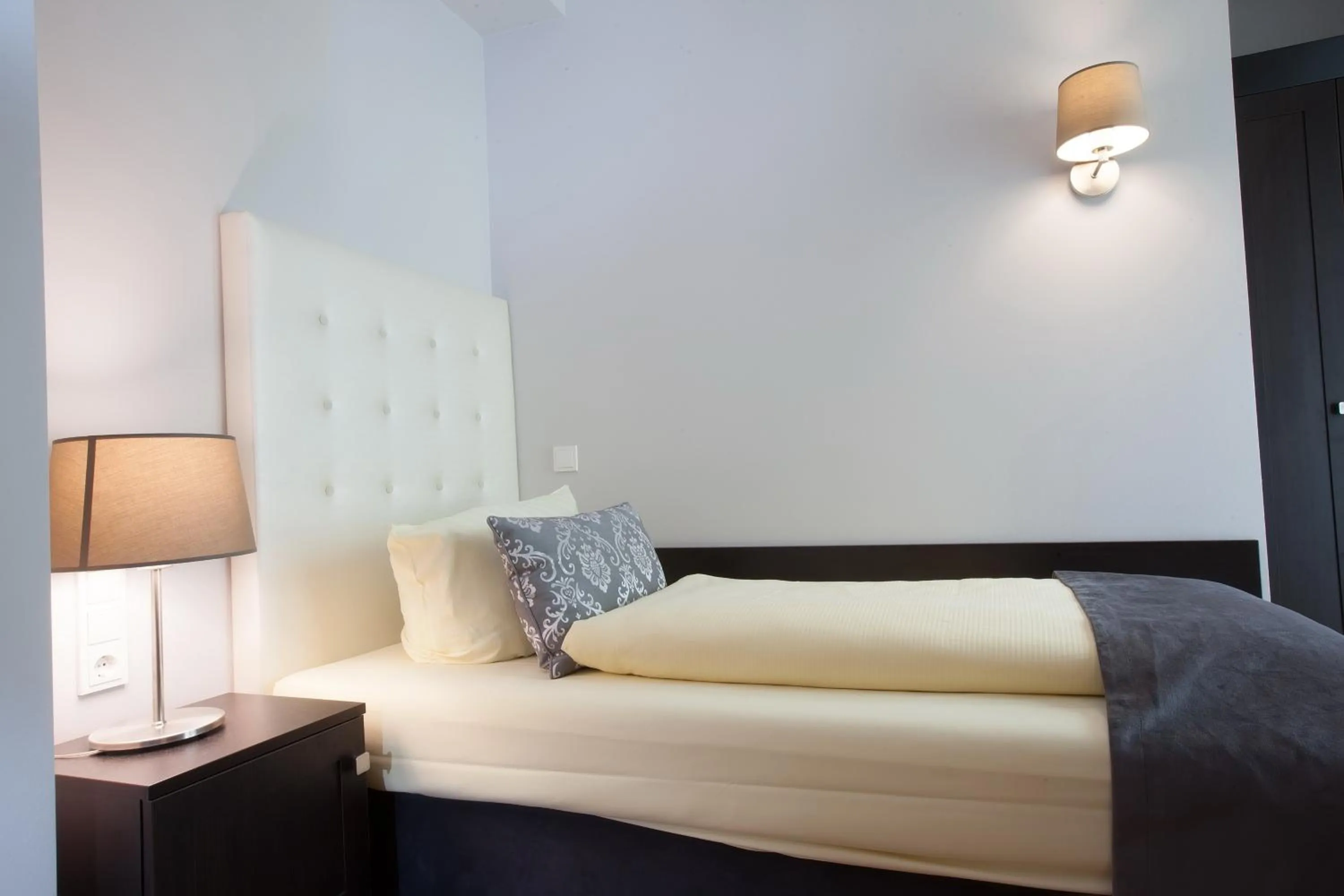 Photo of the whole room, Bed in Hotel Rheinischer Hof Bad Soden