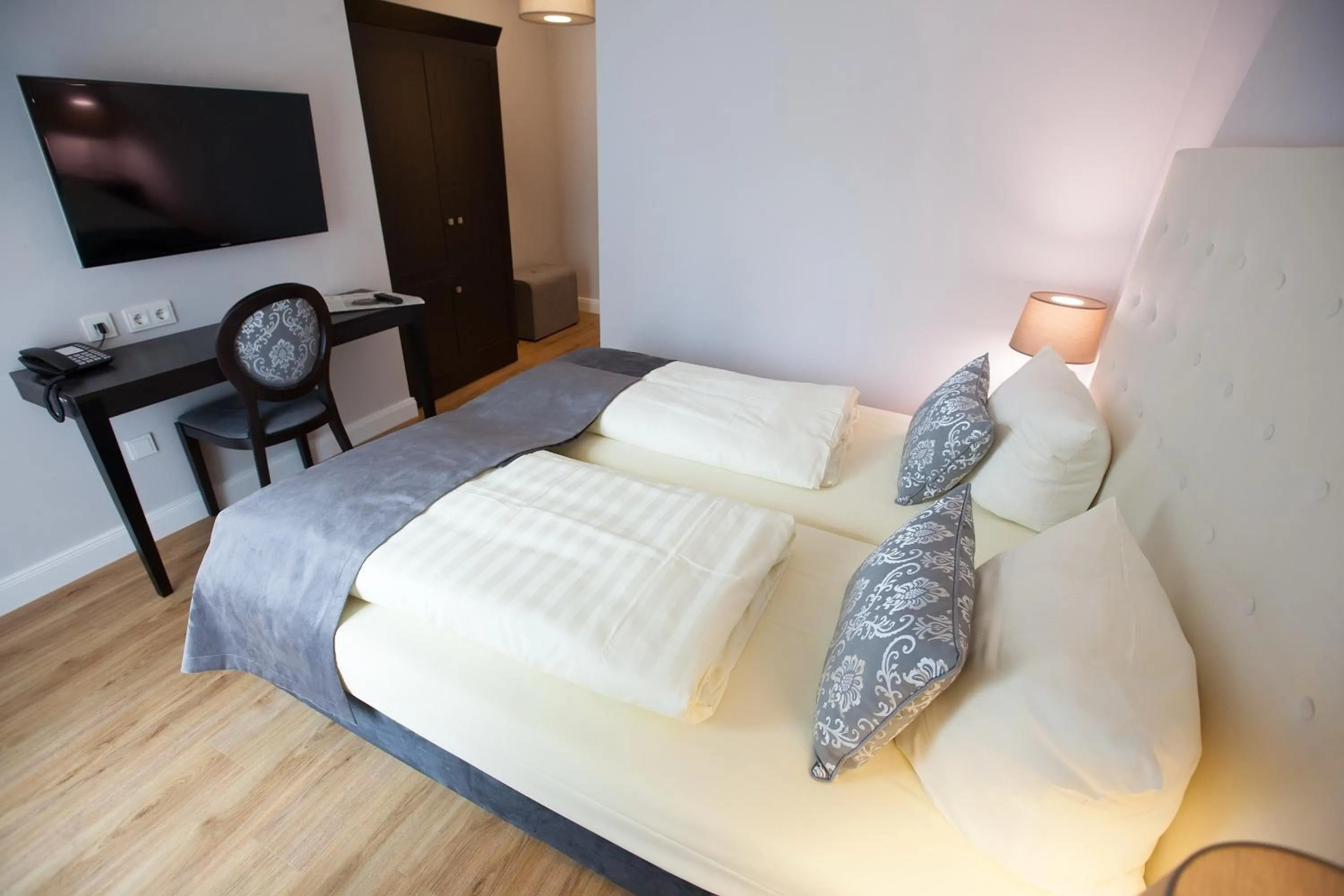 Photo of the whole room, Bed in Hotel Rheinischer Hof Bad Soden