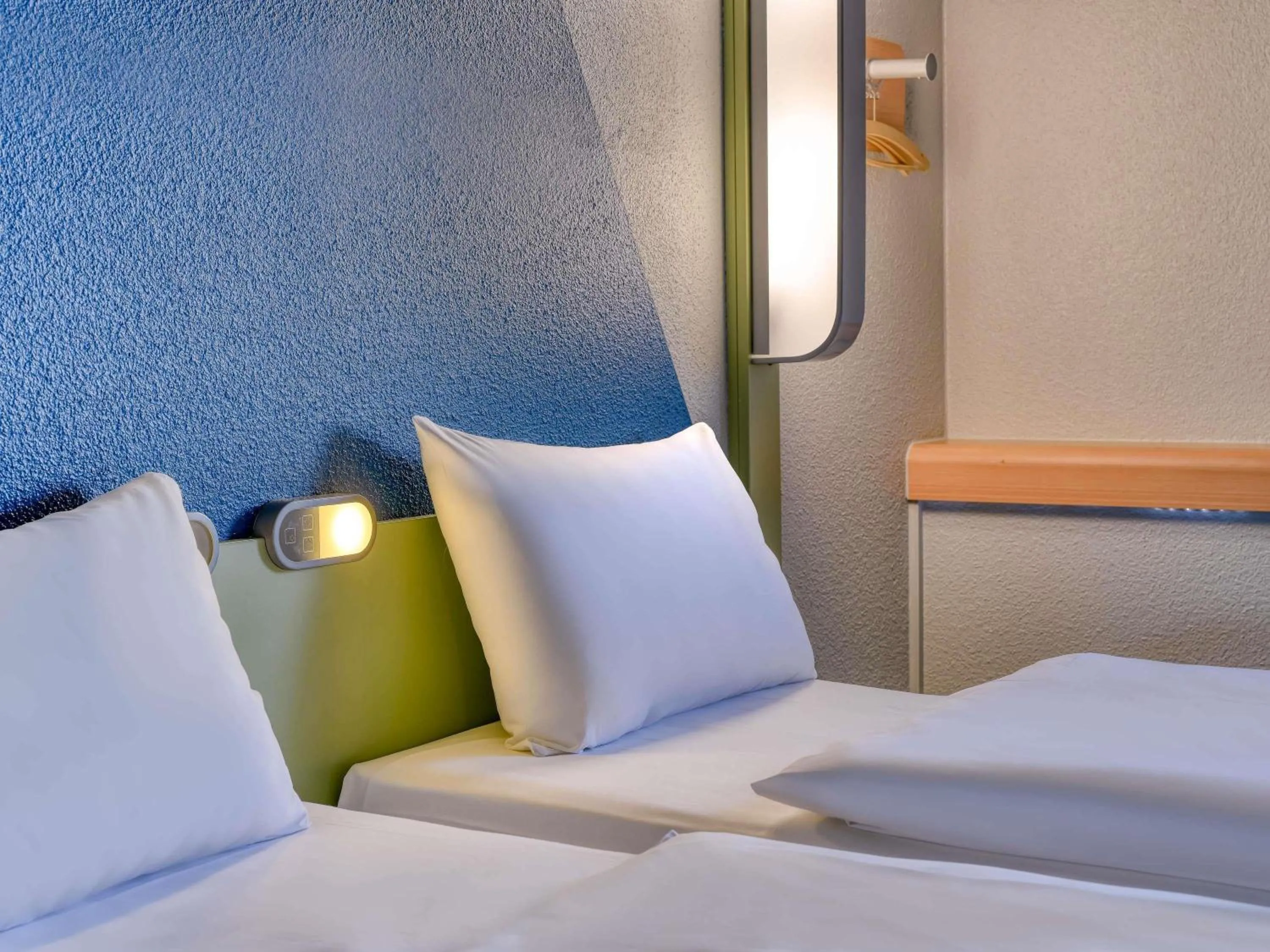 Bedroom, Bed in ibis budget Hotel Luzern City