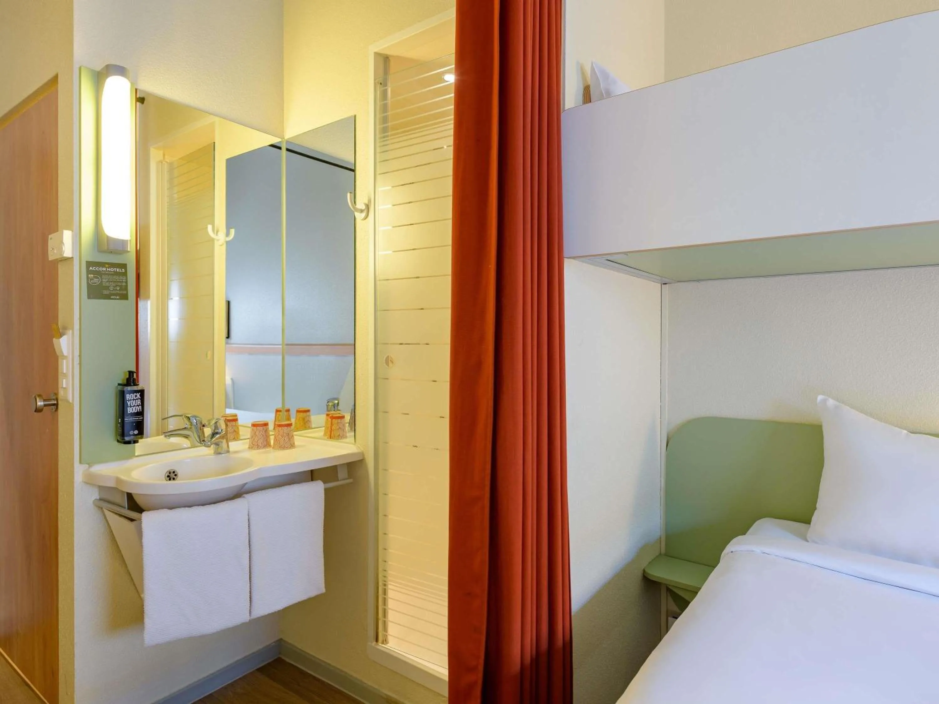 Bedroom, Bed in ibis budget Hotel Luzern City