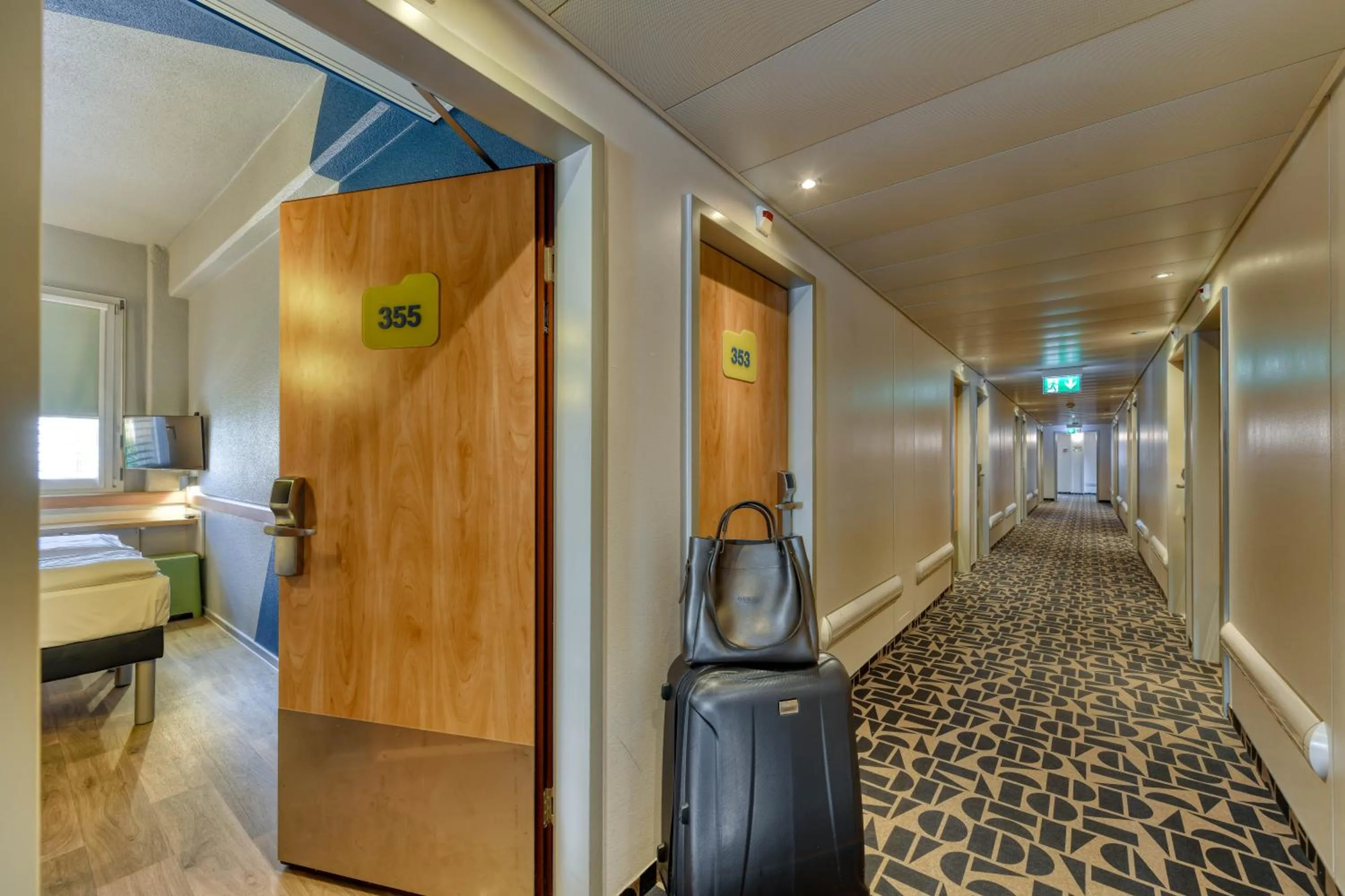 Property building, Bed in ibis budget Hotel Luzern City