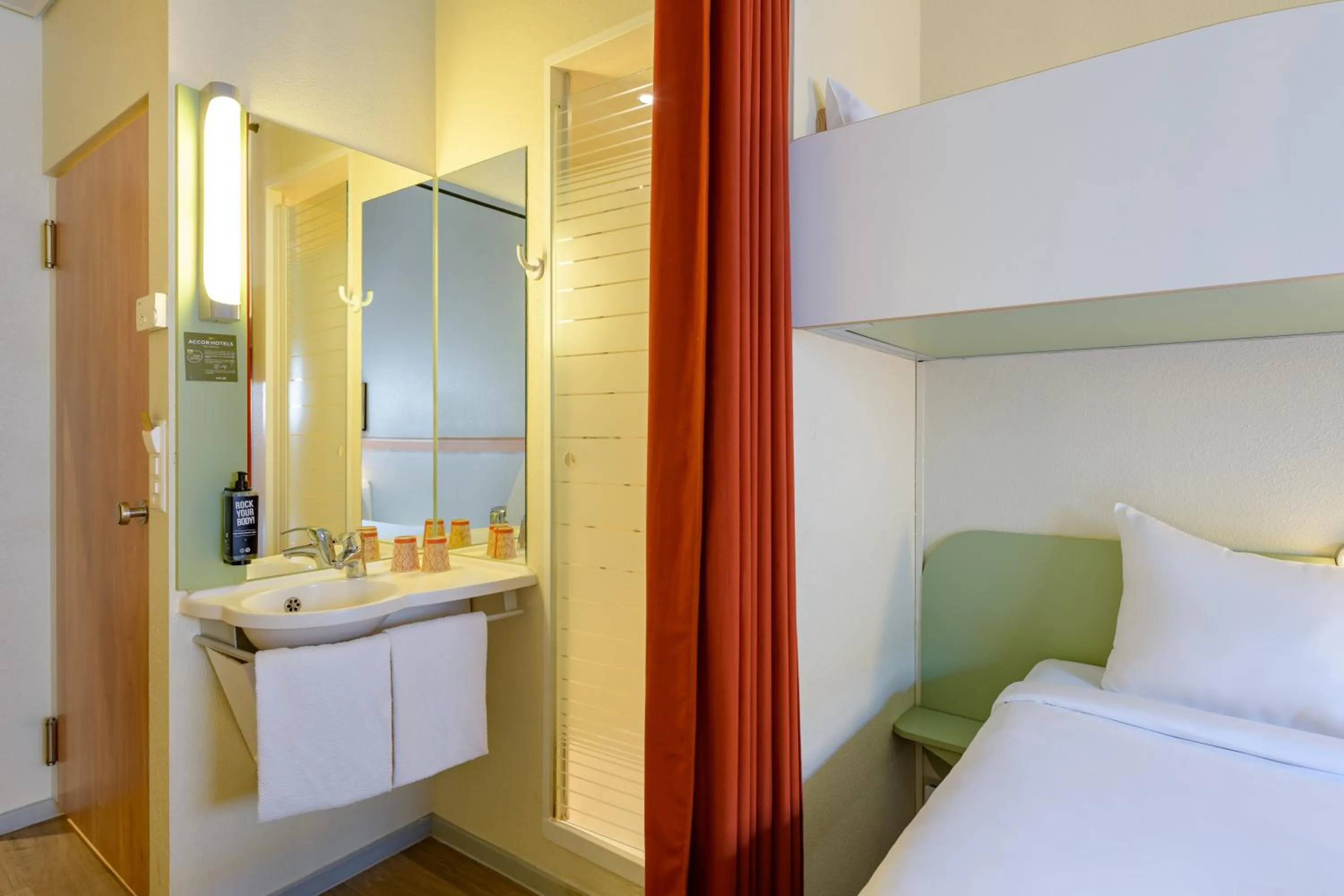 Shower, Bed in ibis budget Hotel Luzern City