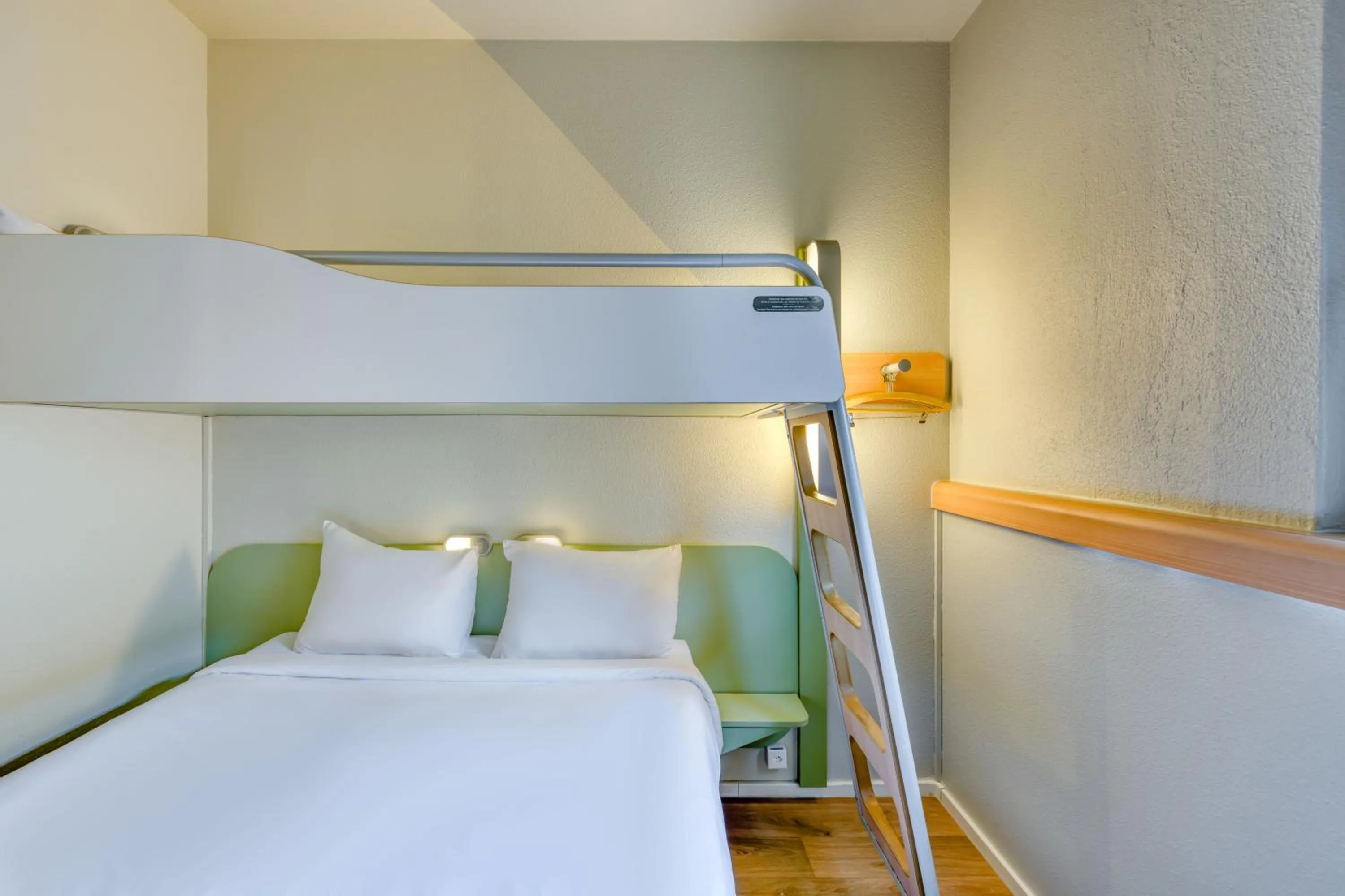 Bedroom, Bed in ibis budget Hotel Luzern City