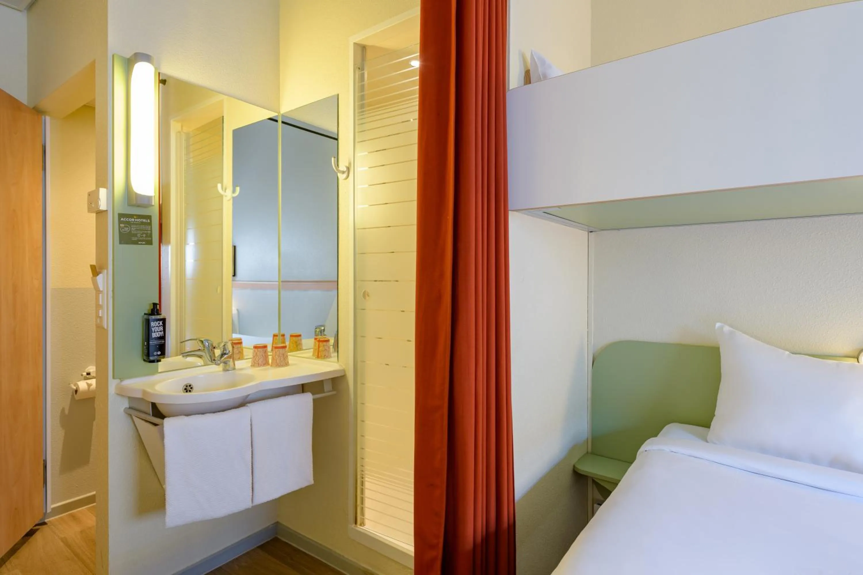 Bathroom, Bed in ibis budget Hotel Luzern City