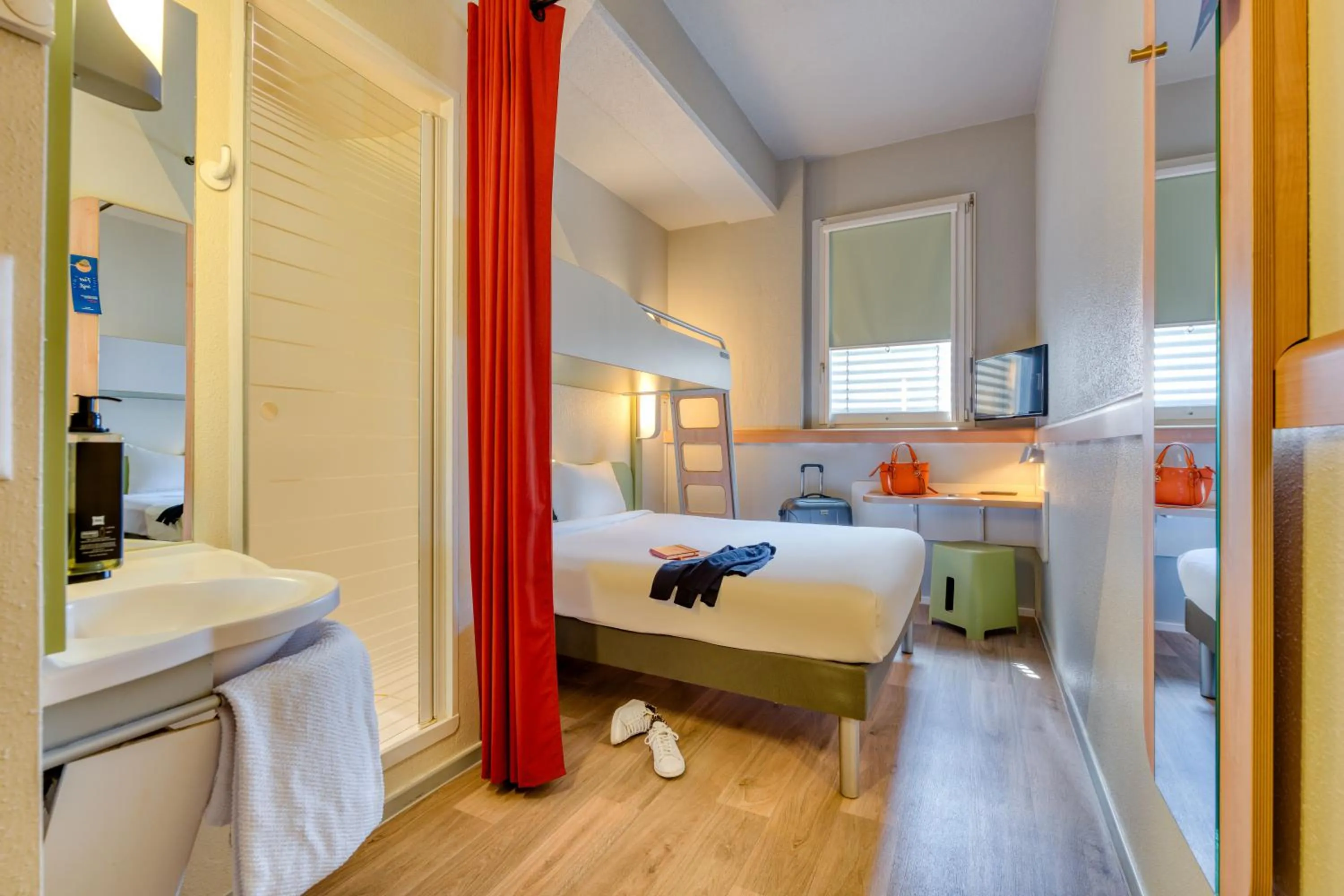 Bedroom, Bed in ibis budget Hotel Luzern City