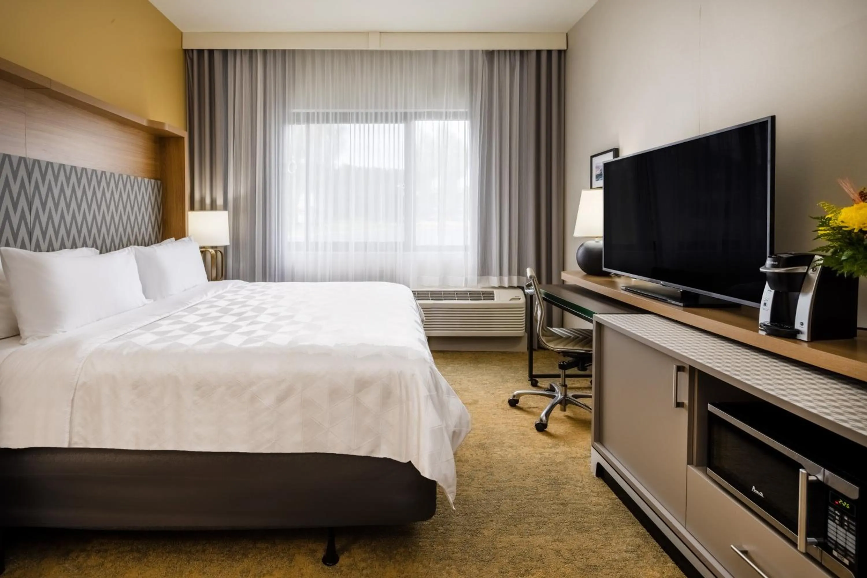 Photo of the whole room, Bed in Holiday Inn - Long Island - ISLIP Arpt East by IHG