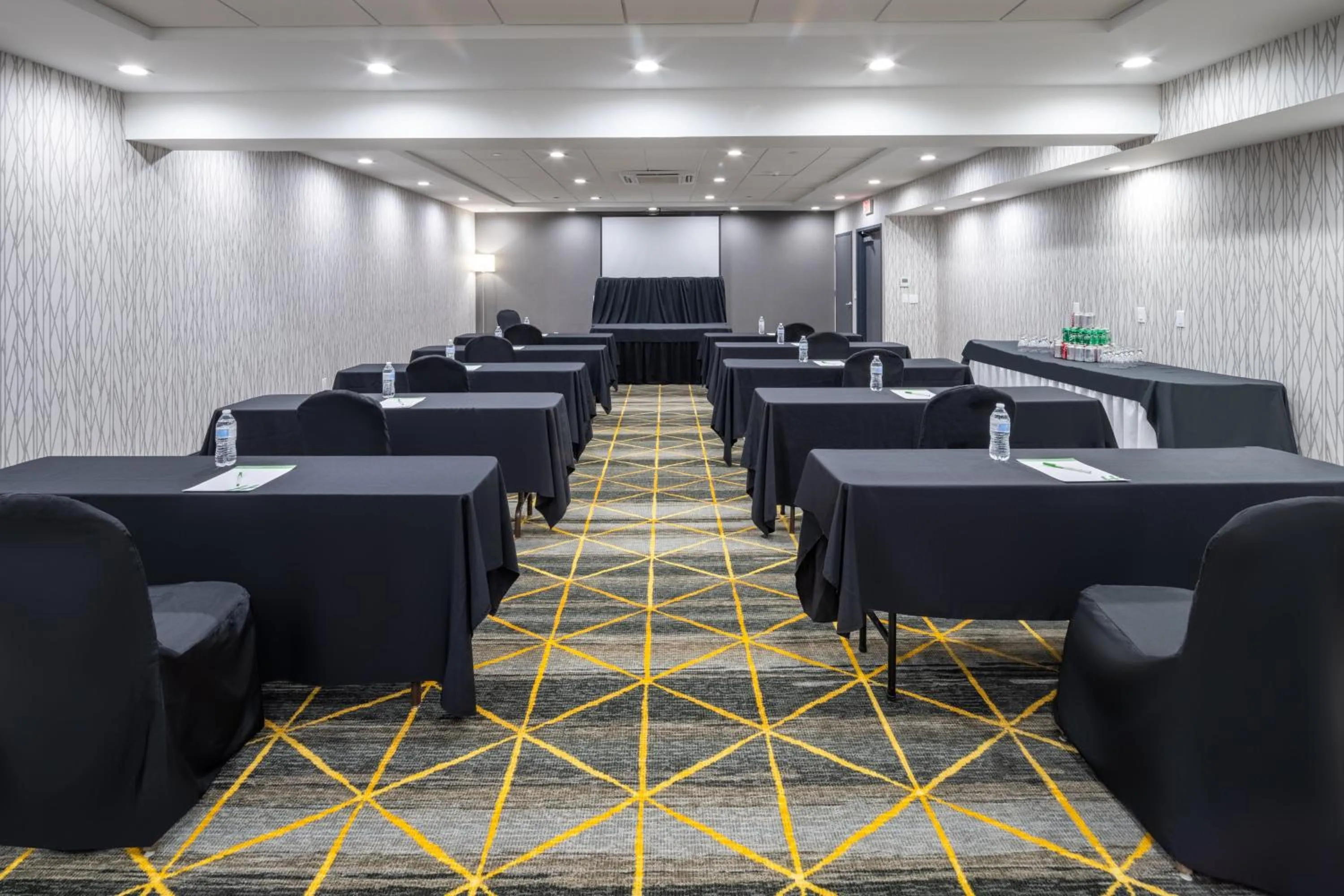 Meeting/conference room in Holiday Inn - Long Island - ISLIP Arpt East by IHG