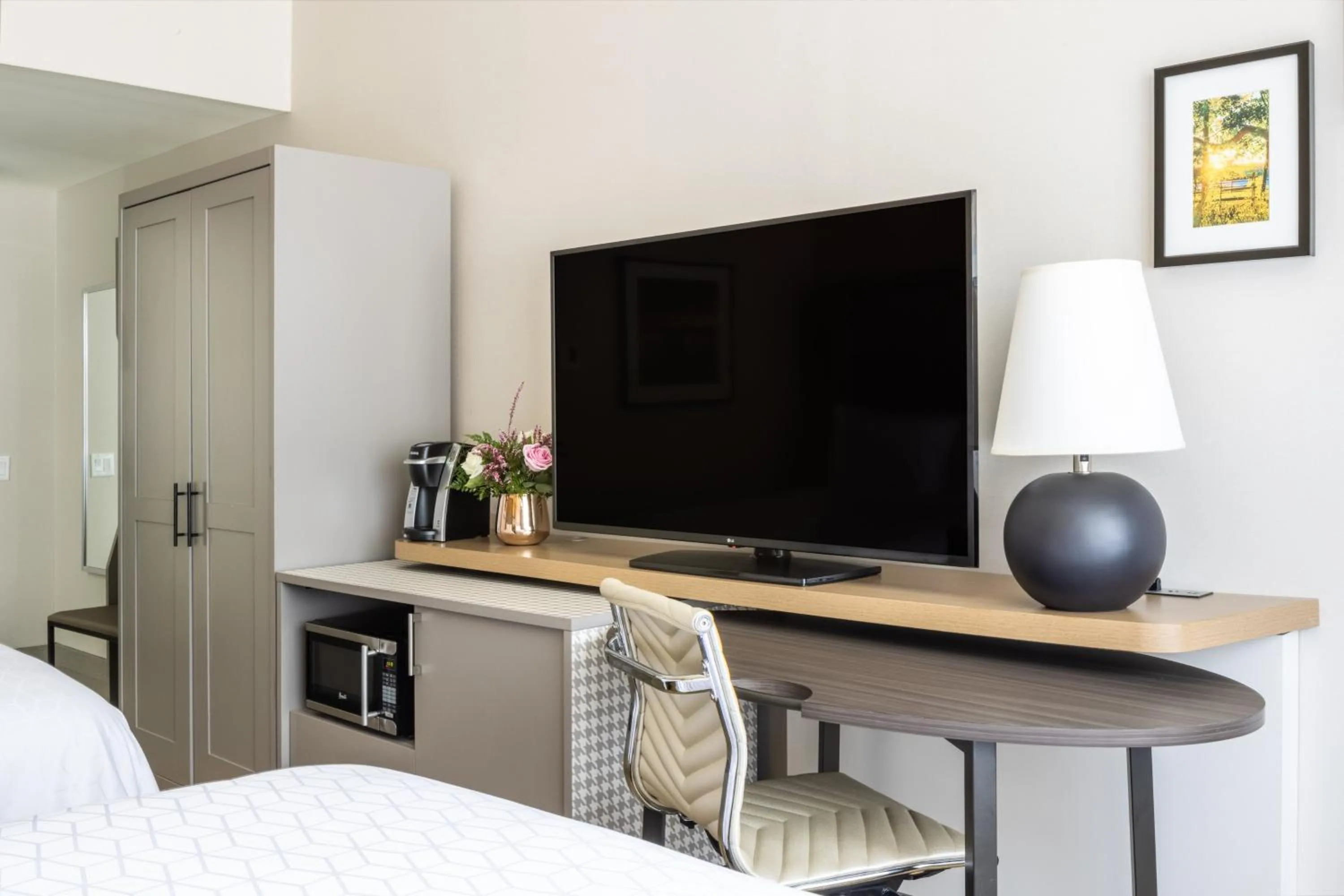 Bedroom, Bed in Holiday Inn - Long Island - ISLIP Arpt East by IHG