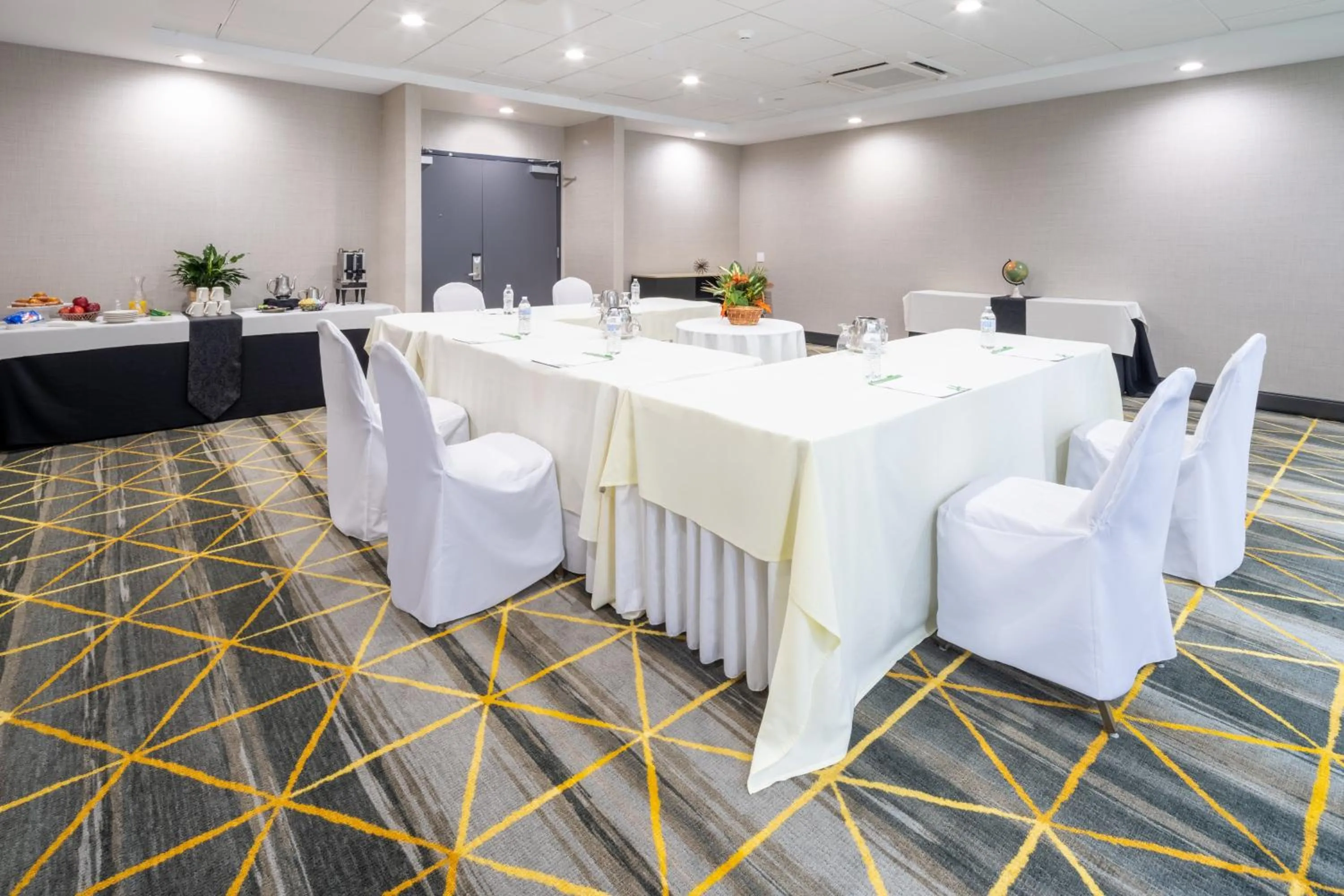 Meeting/conference room in Holiday Inn - Long Island - ISLIP Arpt East by IHG