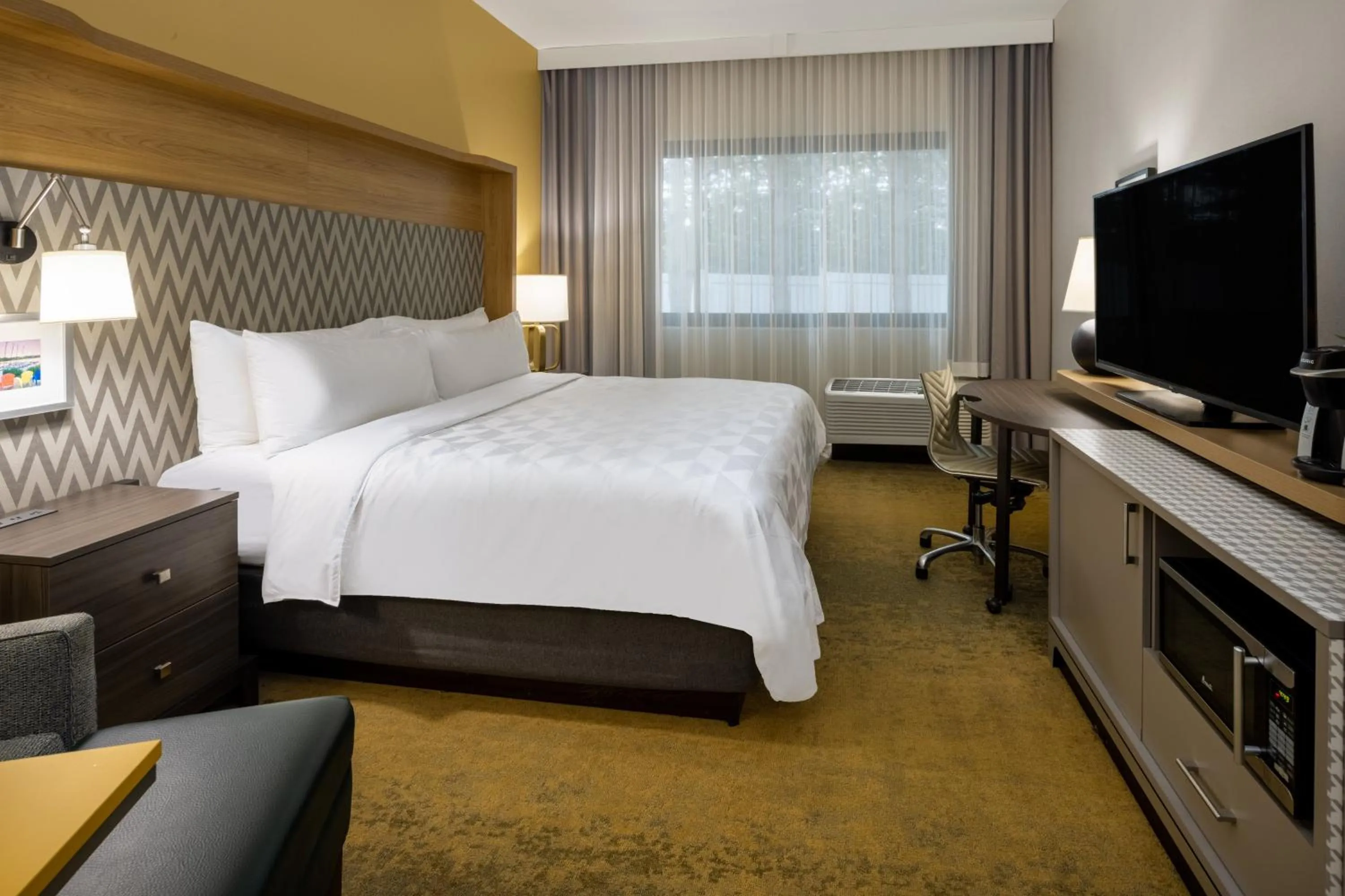 Photo of the whole room, Bed in Holiday Inn - Long Island - ISLIP Arpt East by IHG