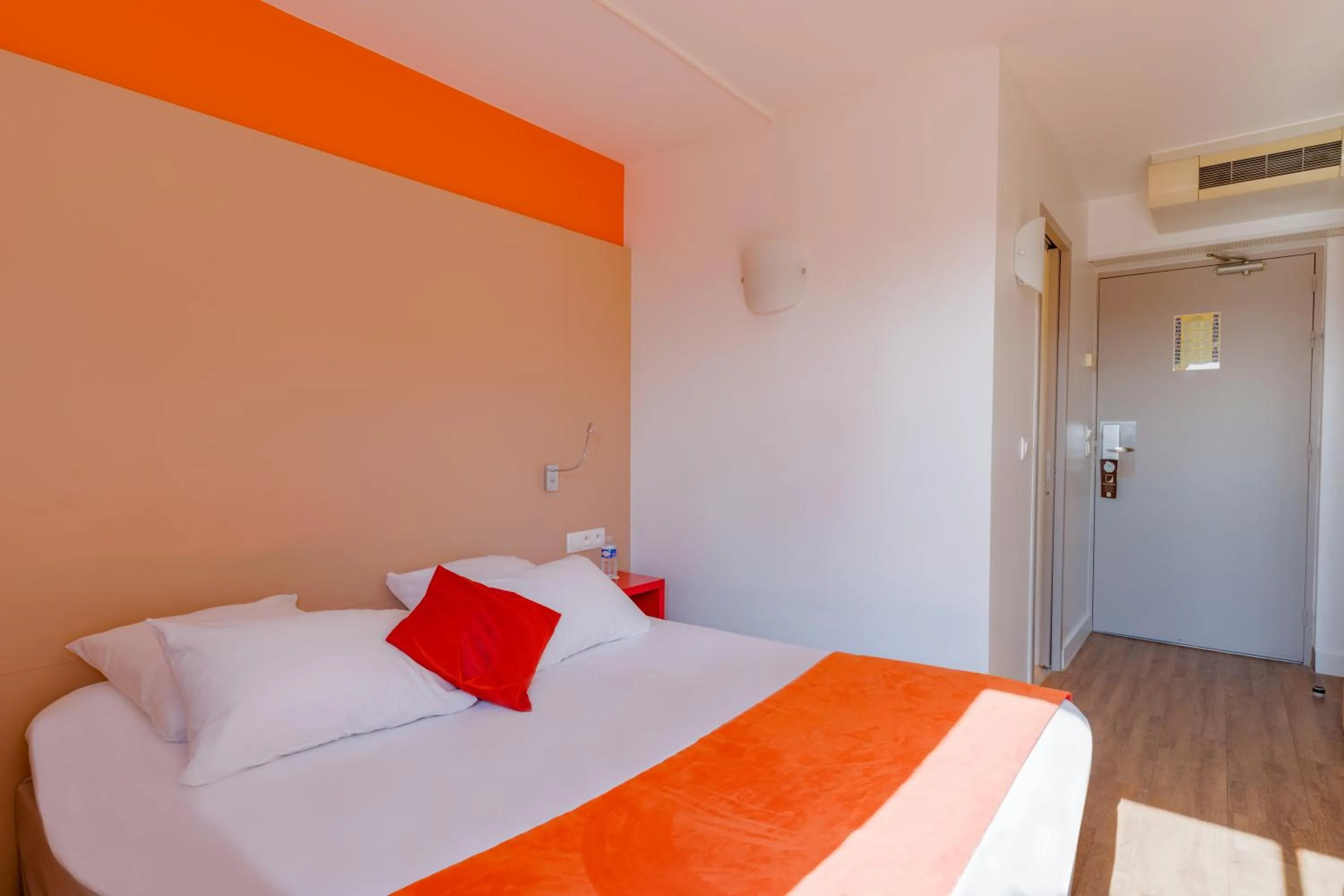 Bed in Hôtel de l'Isle - L'Isle d'Abeau