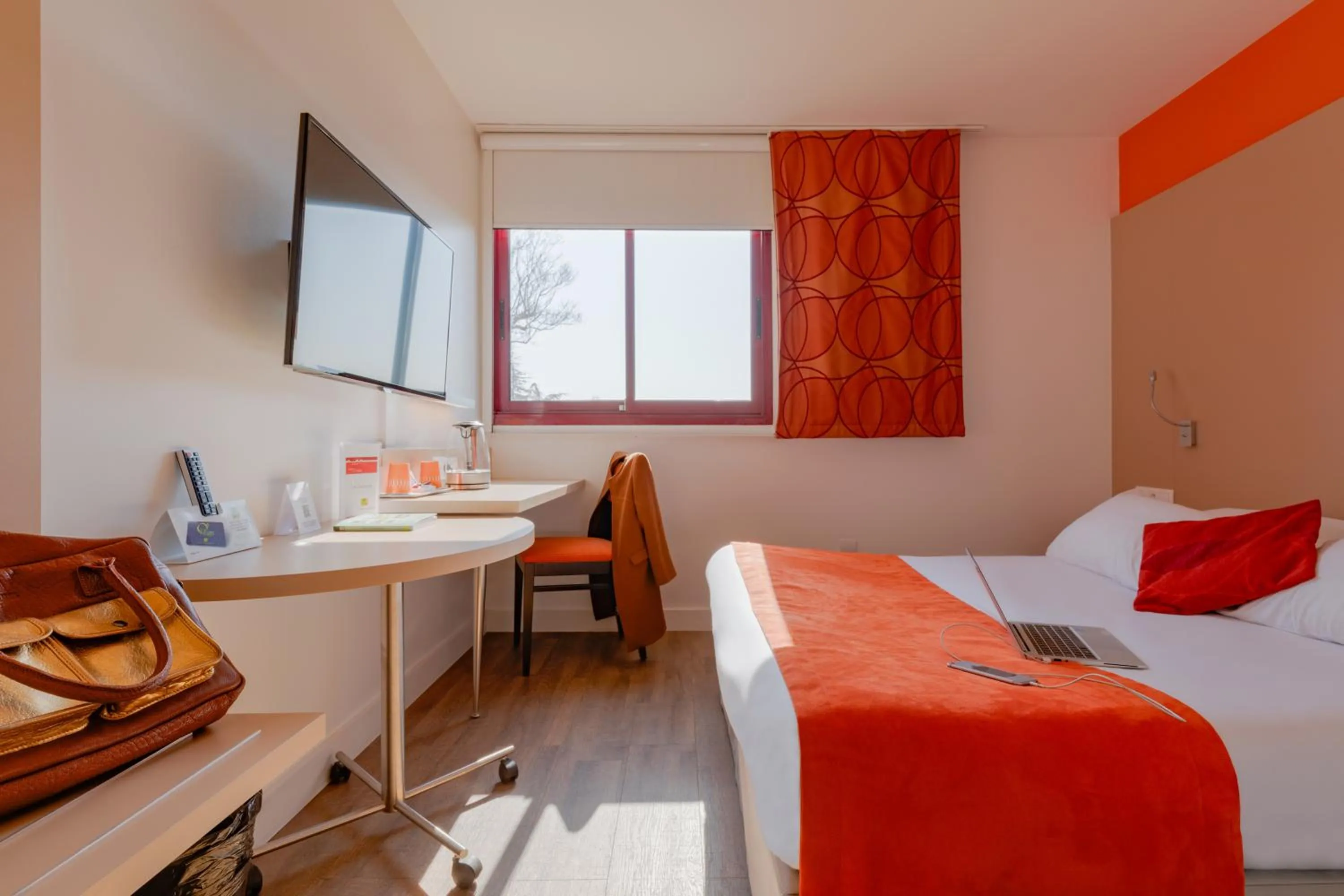 Bed in Hôtel de l'Isle - L'Isle d'Abeau