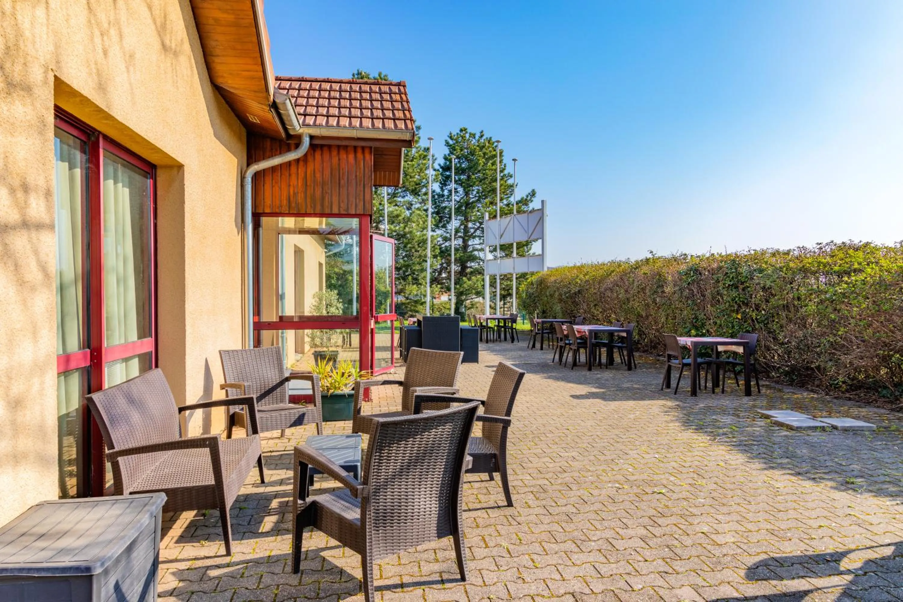 Patio in Hôtel de l'Isle - L'Isle d'Abeau