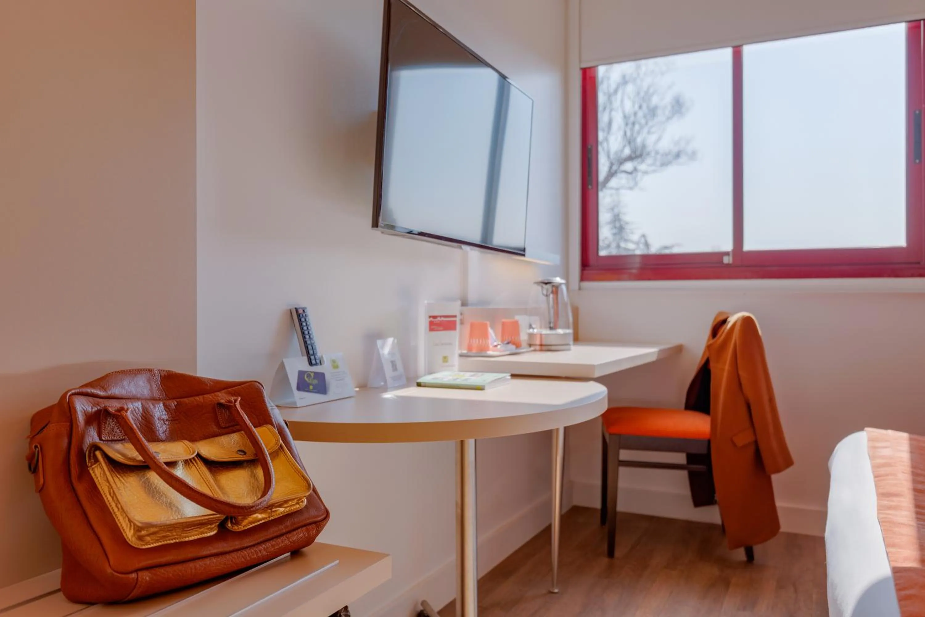 Photo of the whole room in Hôtel de l'Isle - L'Isle d'Abeau