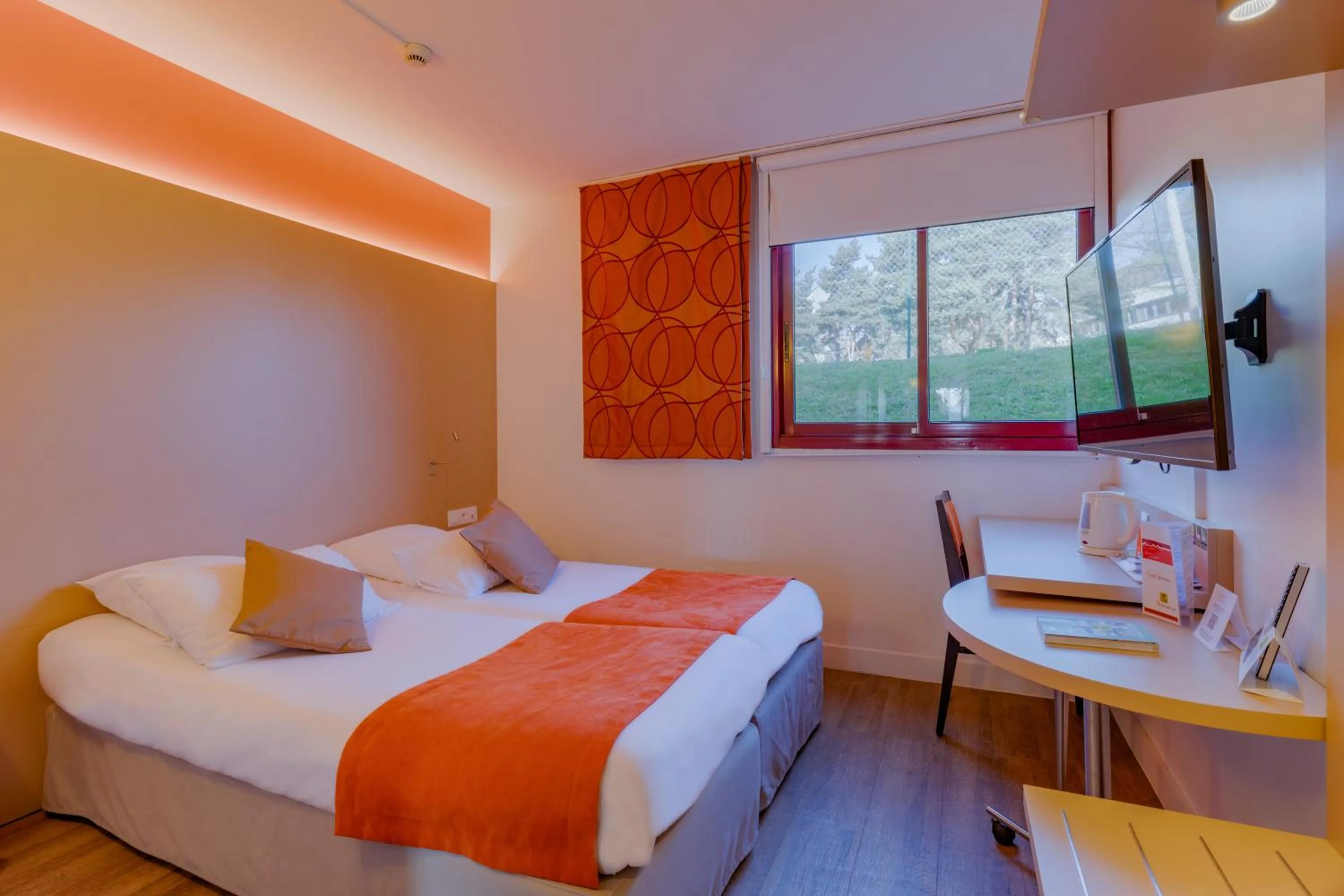 Bed in Hôtel de l'Isle - L'Isle d'Abeau