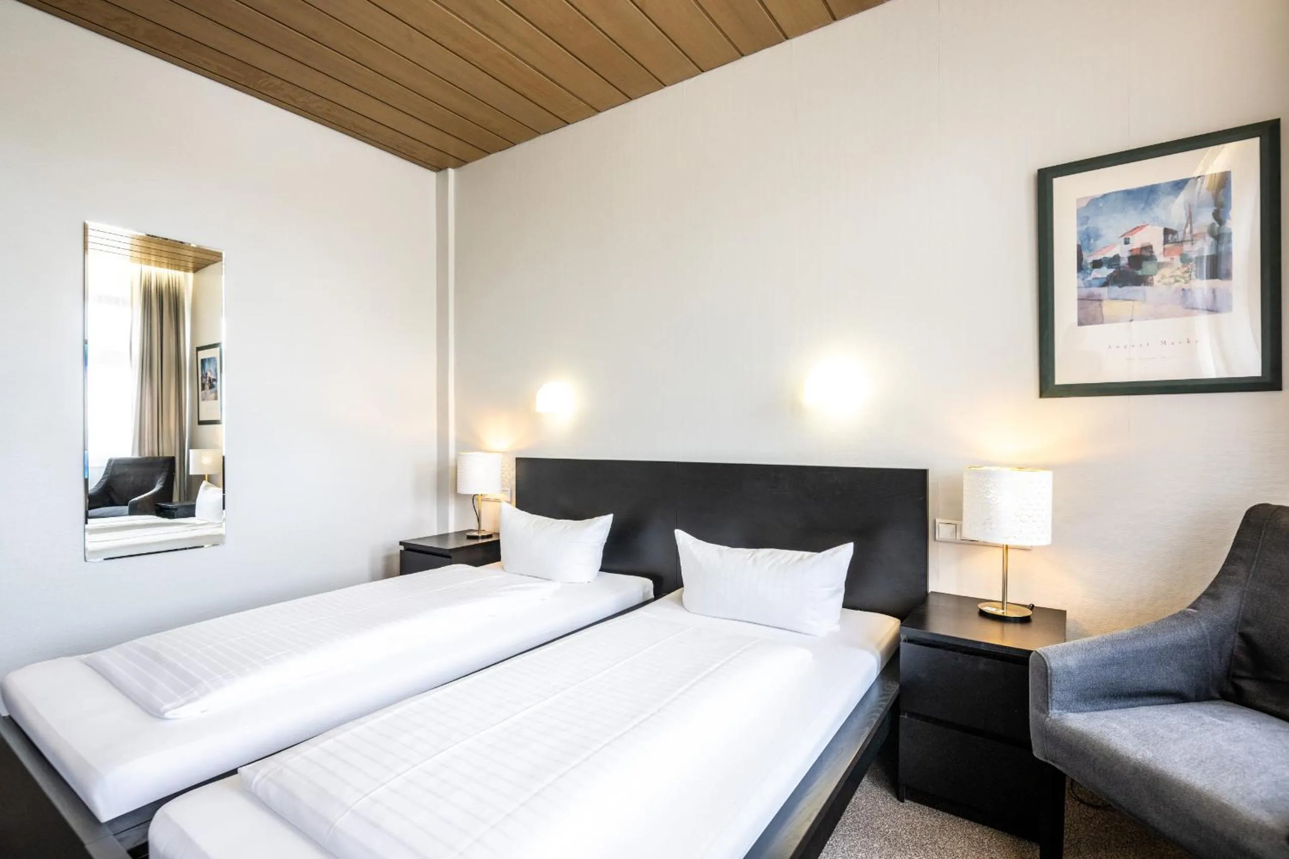 Photo of the whole room, Bed in Hotel und Rasthof AVUS