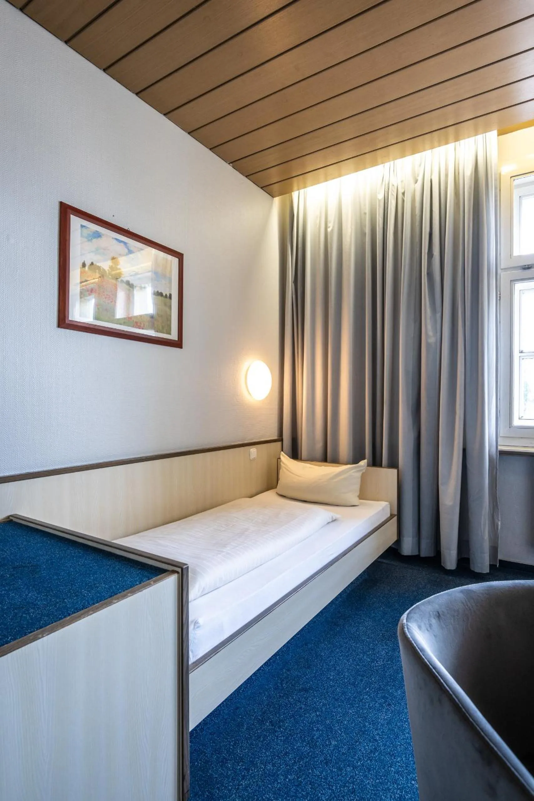 Photo of the whole room, Bed in Hotel und Rasthof AVUS