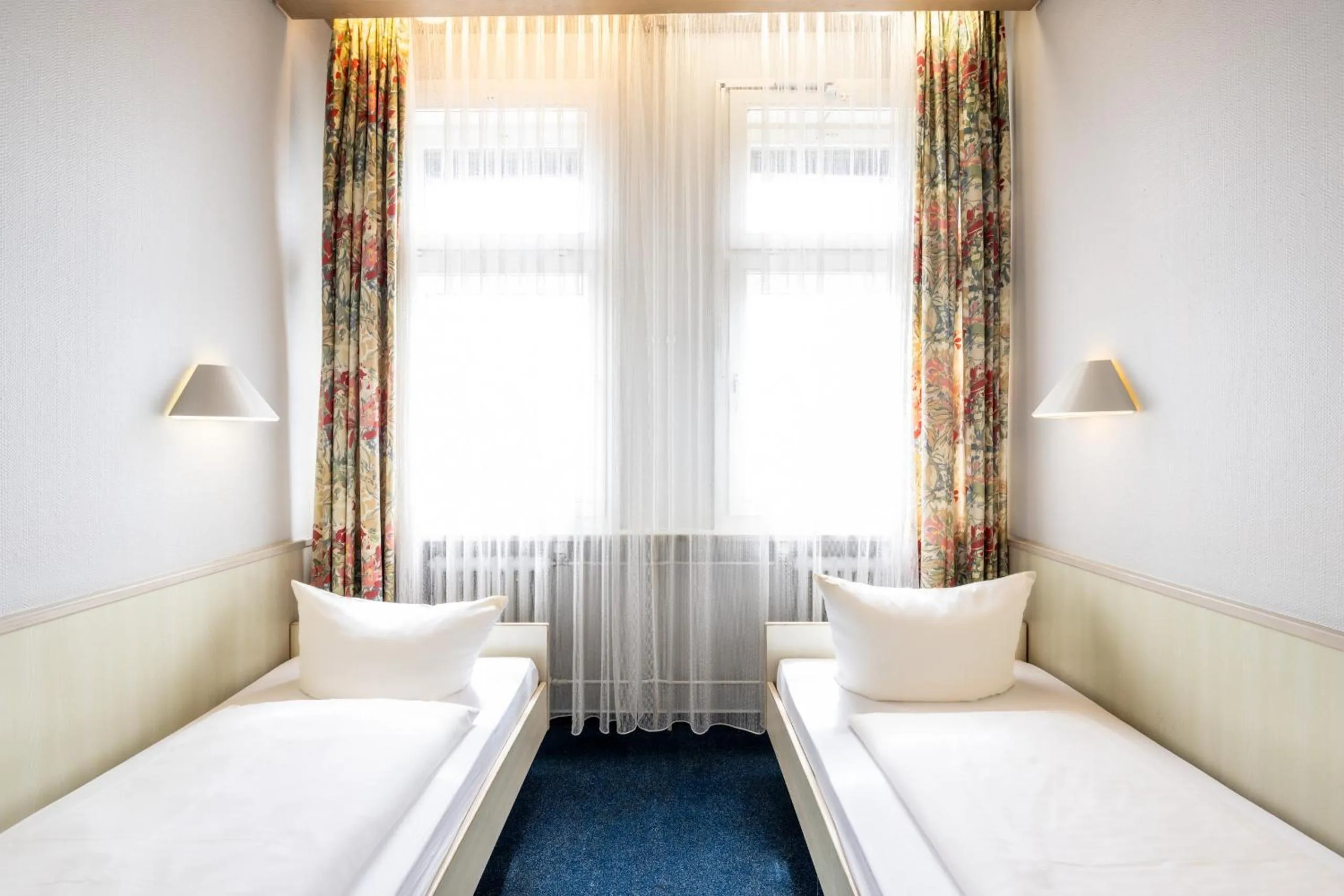 Photo of the whole room, Bed in Hotel und Rasthof AVUS