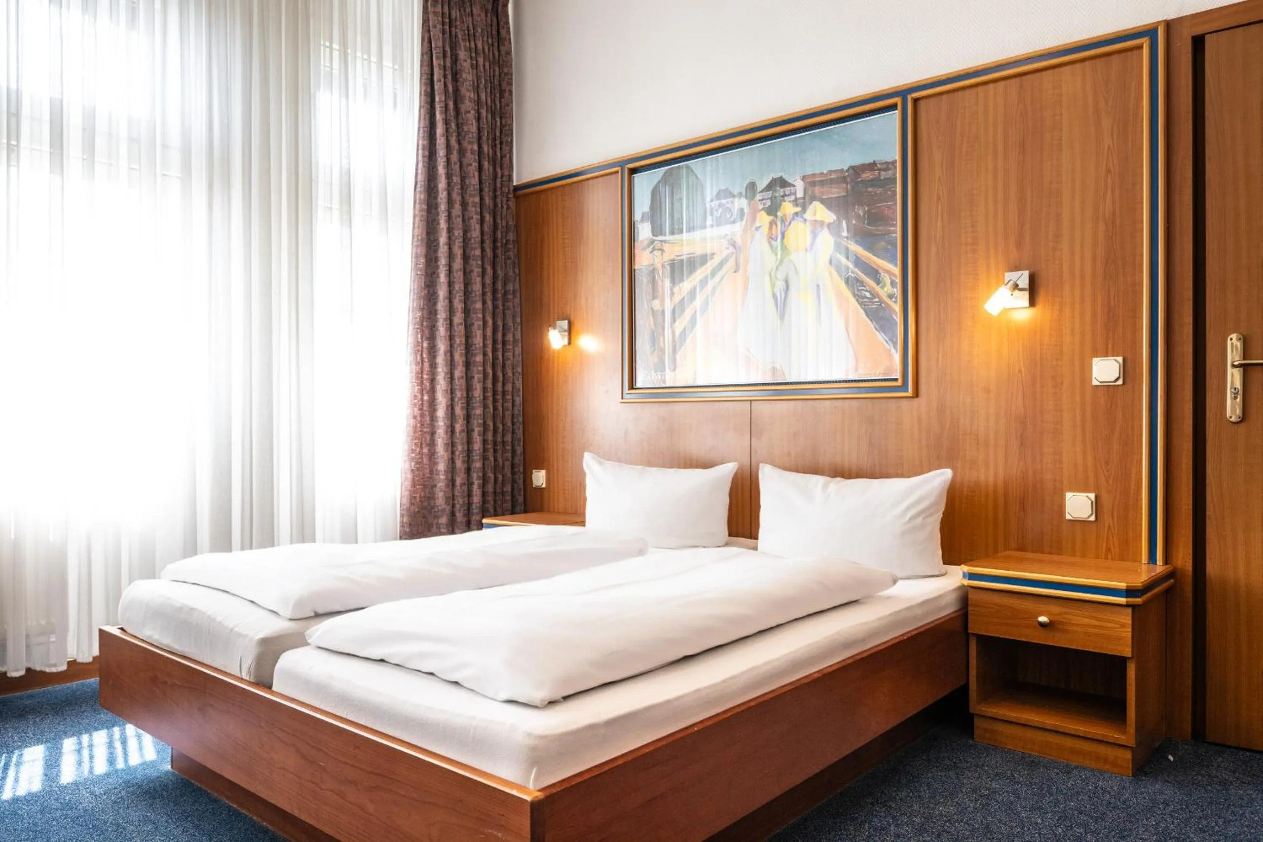 Photo of the whole room, Bed in Hotel und Rasthof AVUS