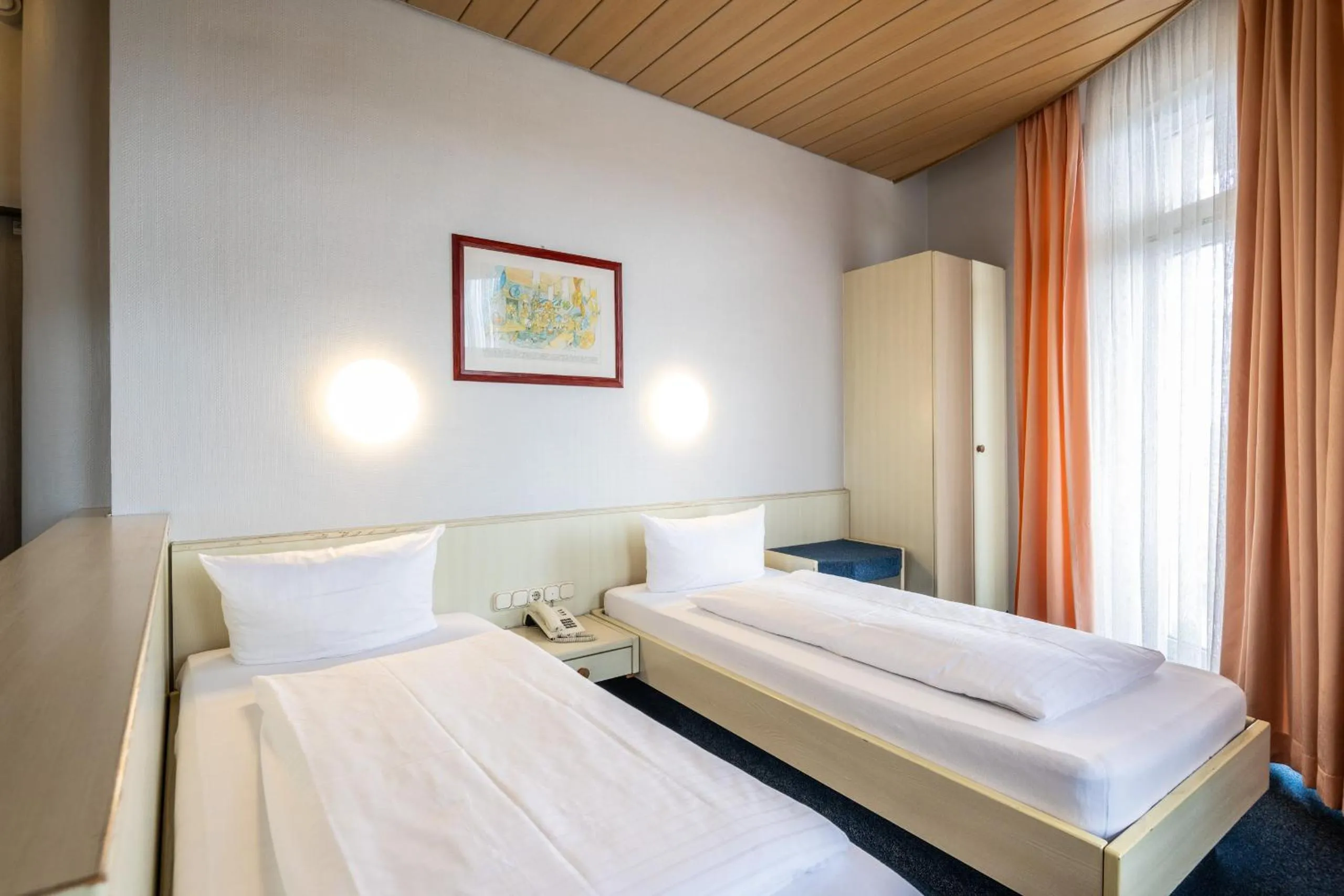 Photo of the whole room, Bed in Hotel und Rasthof AVUS