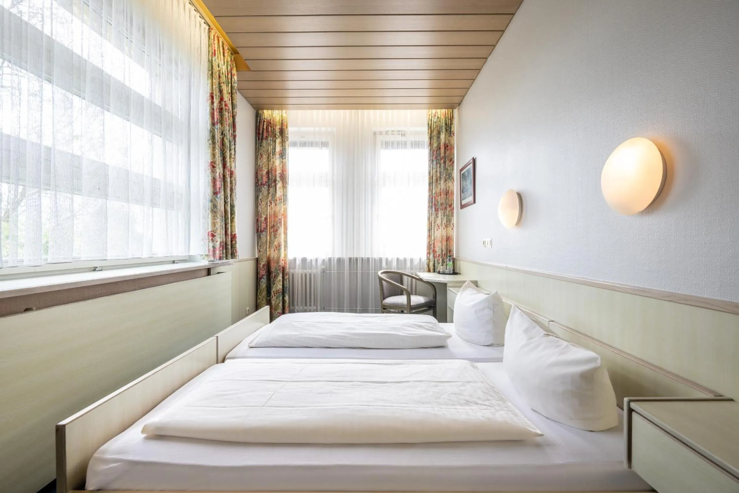 Photo of the whole room, Bed in Hotel und Rasthof AVUS