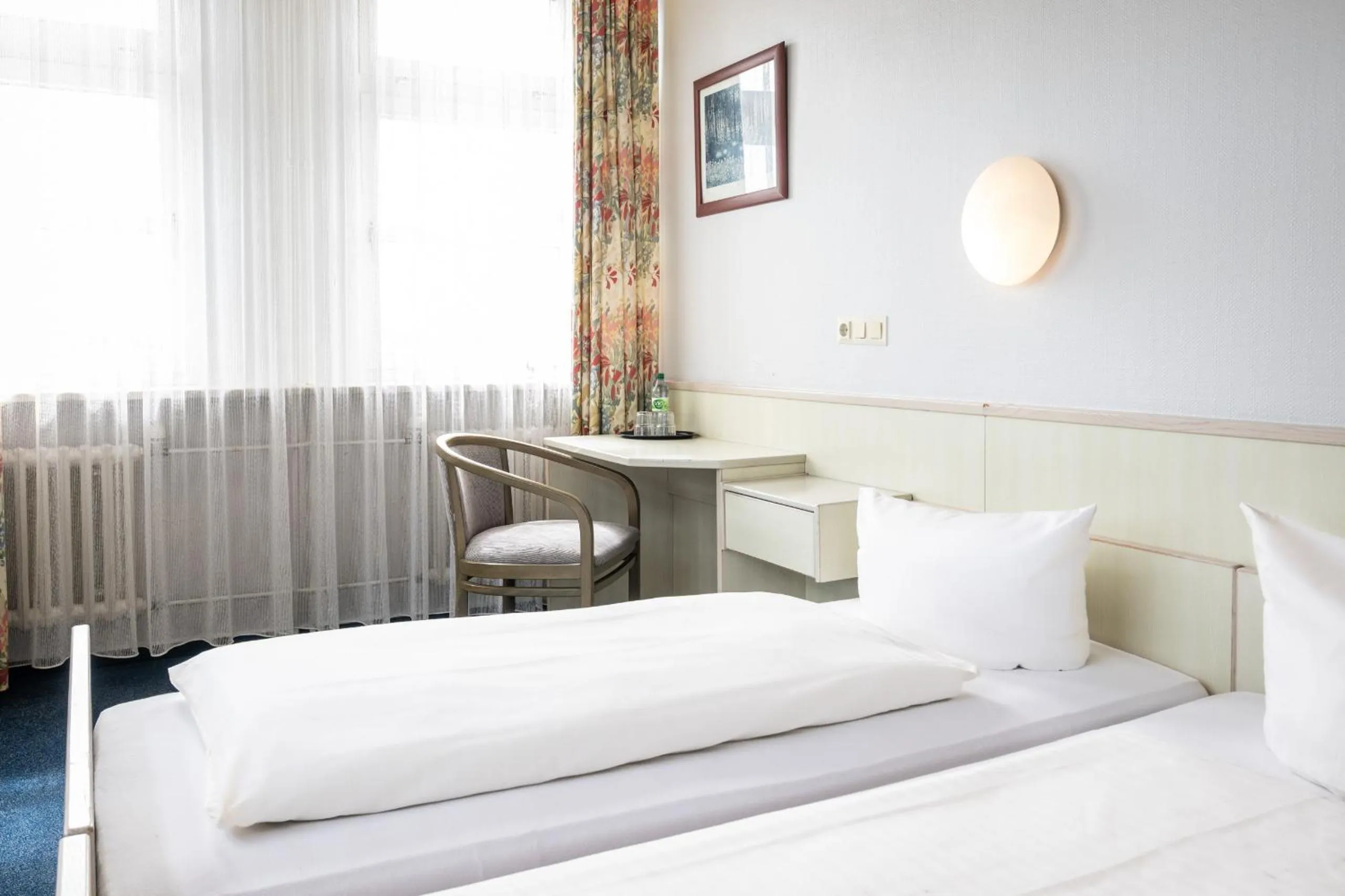 Photo of the whole room, Bed in Hotel und Rasthof AVUS