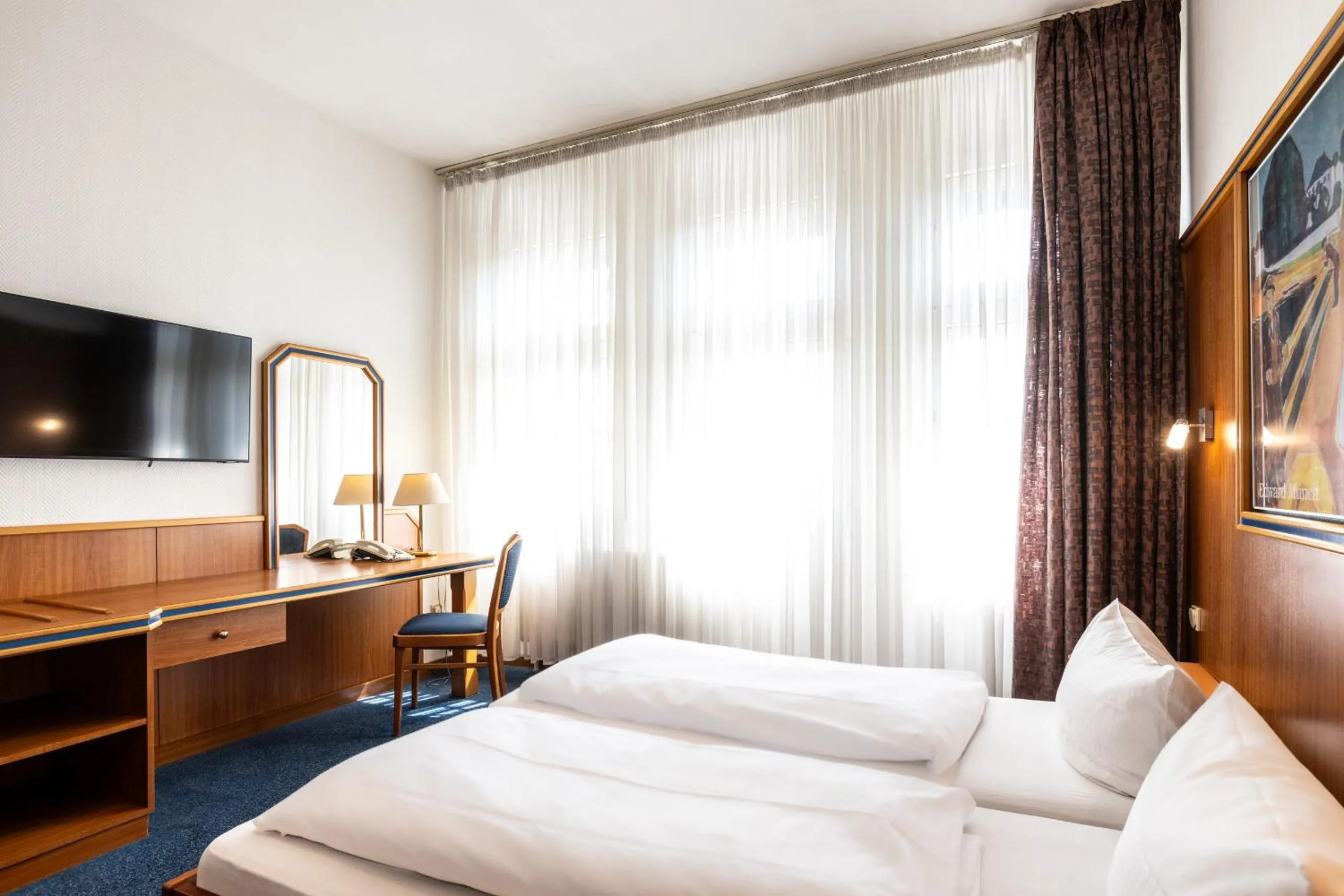 Photo of the whole room, Bed in Hotel und Rasthof AVUS