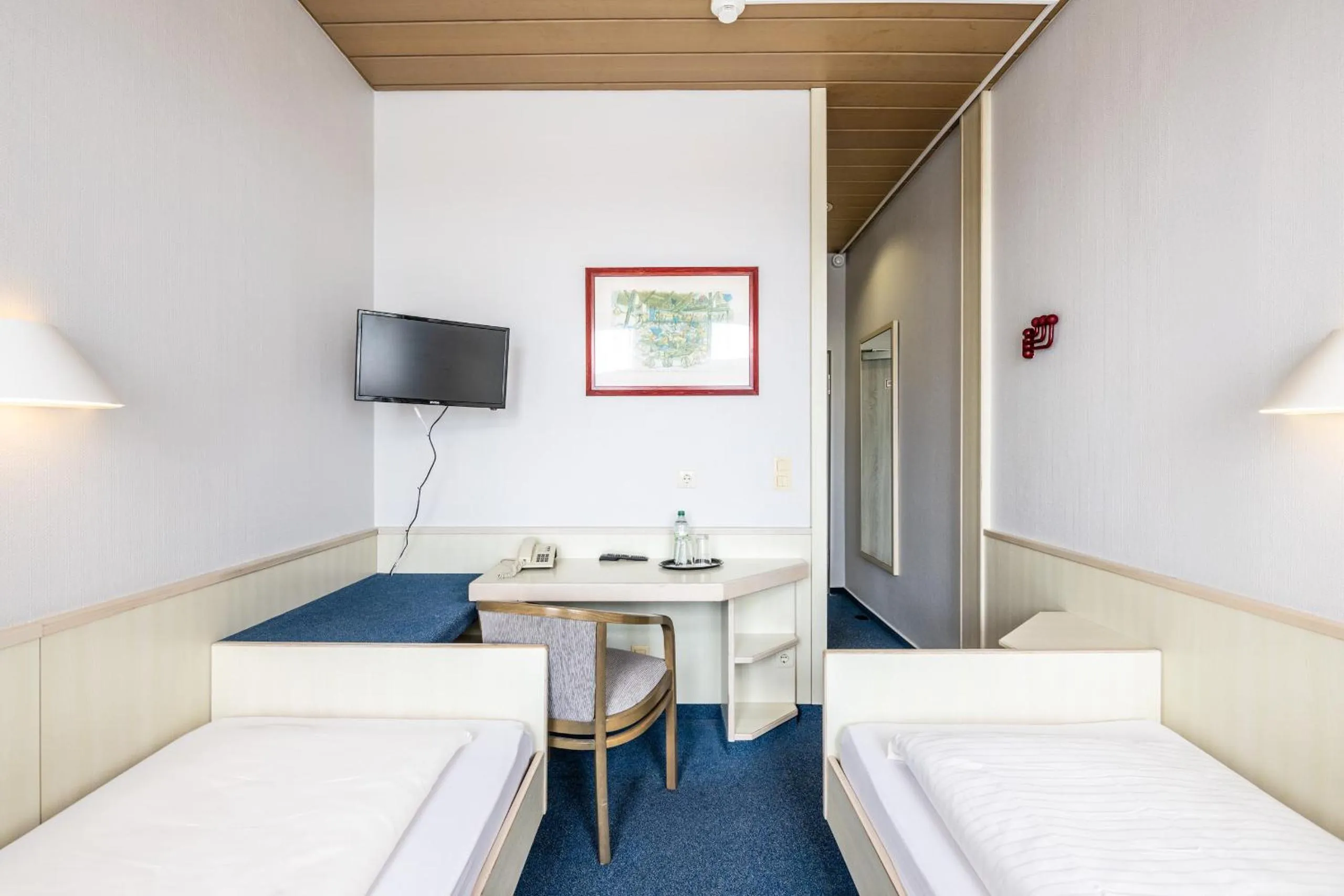 Photo of the whole room, Bed in Hotel und Rasthof AVUS