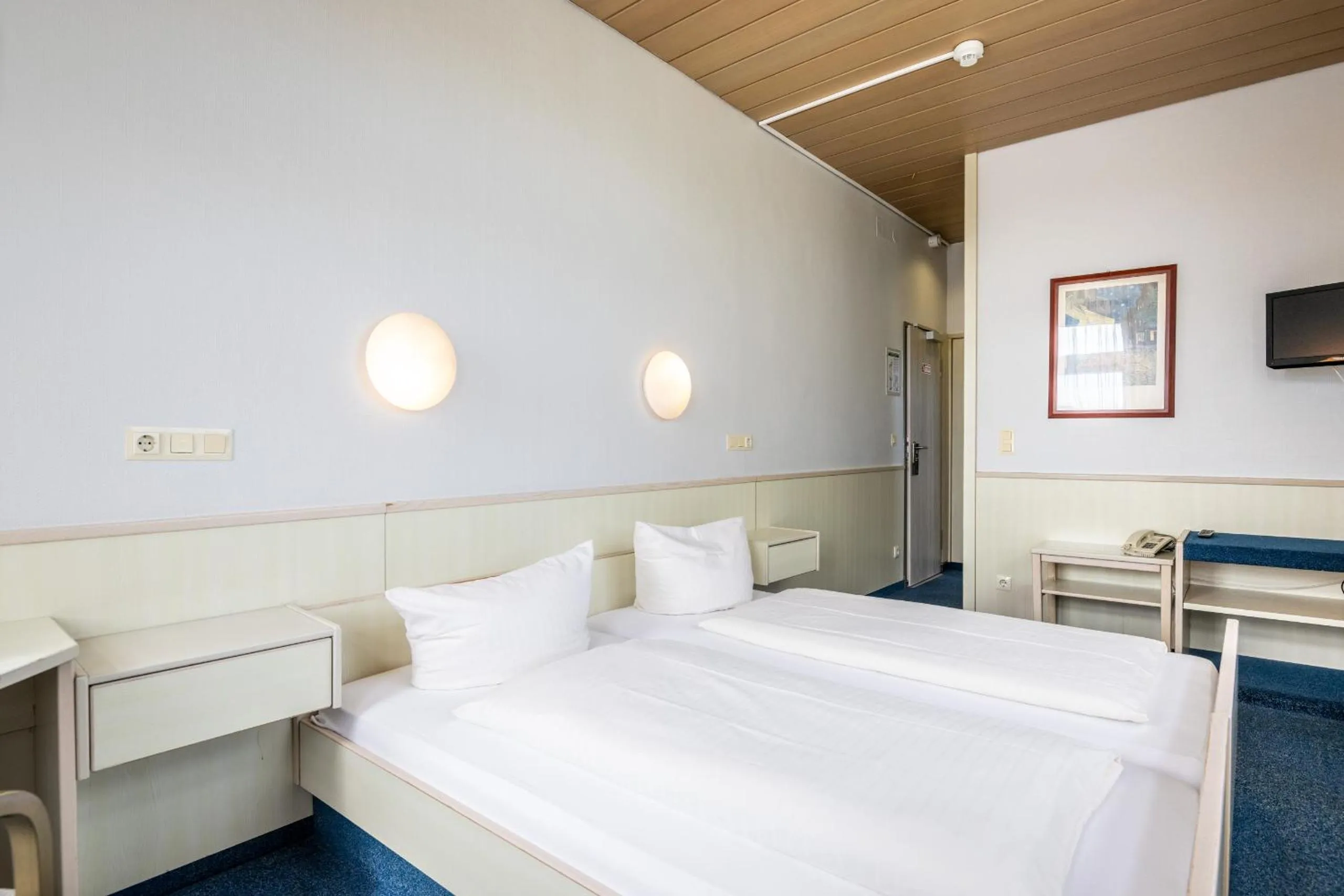 Photo of the whole room, Bed in Hotel und Rasthof AVUS