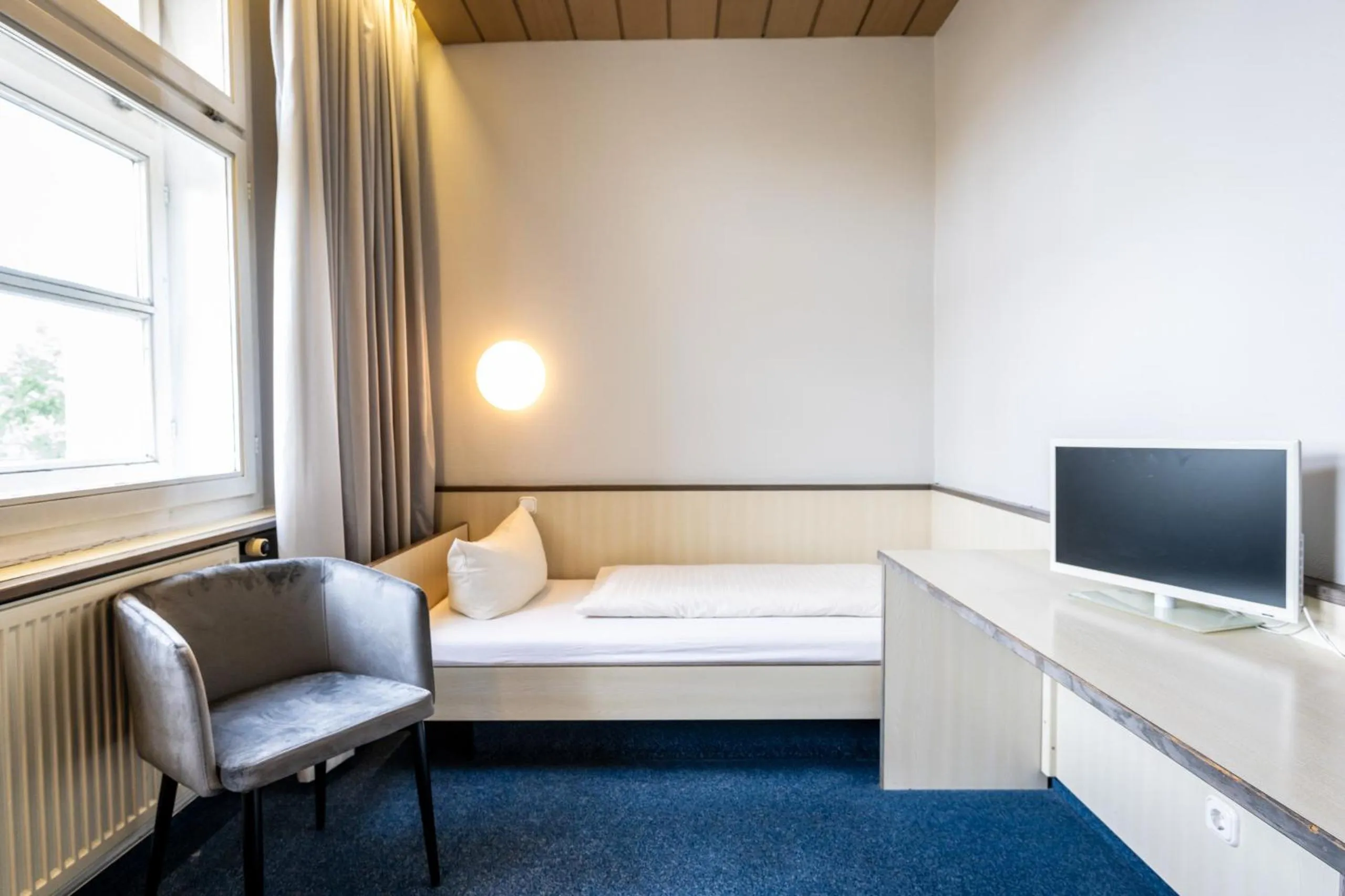 Photo of the whole room, Bed in Hotel und Rasthof AVUS